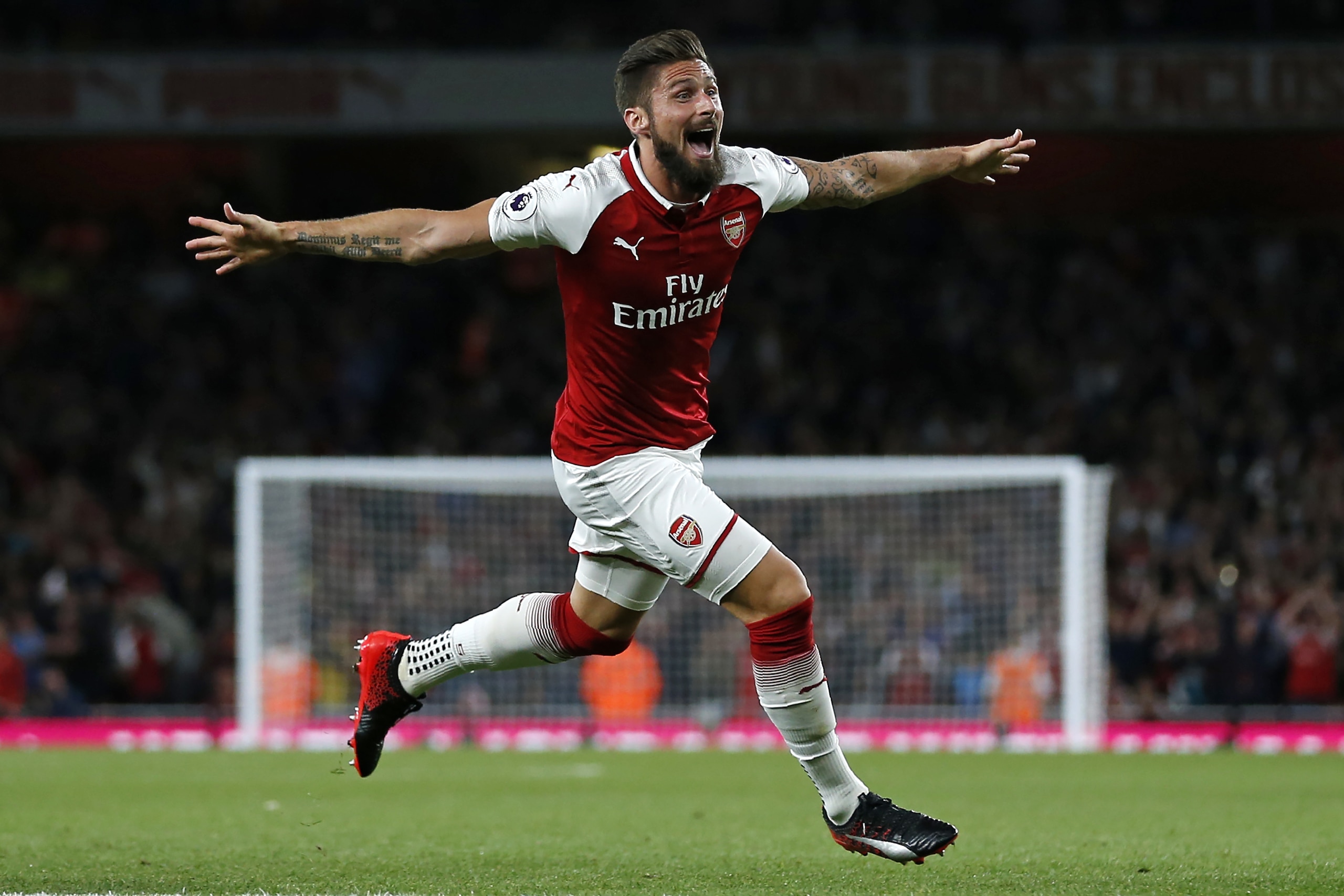 Arsenal's French striker Olivier Giroud celebrates scoring Arsenal's fourth goal during the English Premier League football match between Arsenal and Leicester City at the Emirates Stadium in London on August 11, 2017.
Arsenal won the game 4-3. / AFP PHOT
