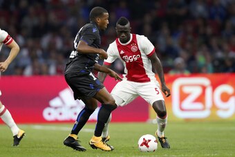 (L-R) Alassane Plea of OCG Nice, Davinson Sanchez of Ajax during the UEFA Champions League third round qualifying first leg match between Ajax Amsterdam and OGC Nice at the Amsterdam Arena on August 02, 2017 in Amsterdam, The Netherlands(Photo by VI Image