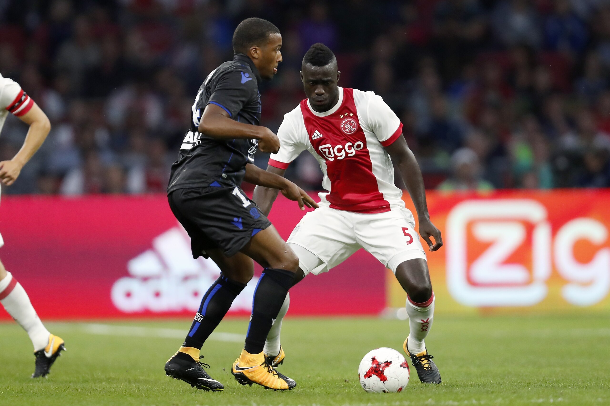 (L-R) Alassane Plea of OCG Nice, Davinson Sanchez of Ajax during the UEFA Champions League third round qualifying first leg match between Ajax Amsterdam and OGC Nice at the Amsterdam Arena on August 02, 2017 in Amsterdam, The Netherlands(Photo by VI Image (L-R) Alassane Plea of OCG Nice, Davinson Sanchez of Ajax during the UEFA Champions League third round qualifying first leg match between Ajax Amsterdam and OGC Nice at the Amsterdam Arena on August 02, 2017 in Amsterdam, The Netherlands(Photo by VI Image
