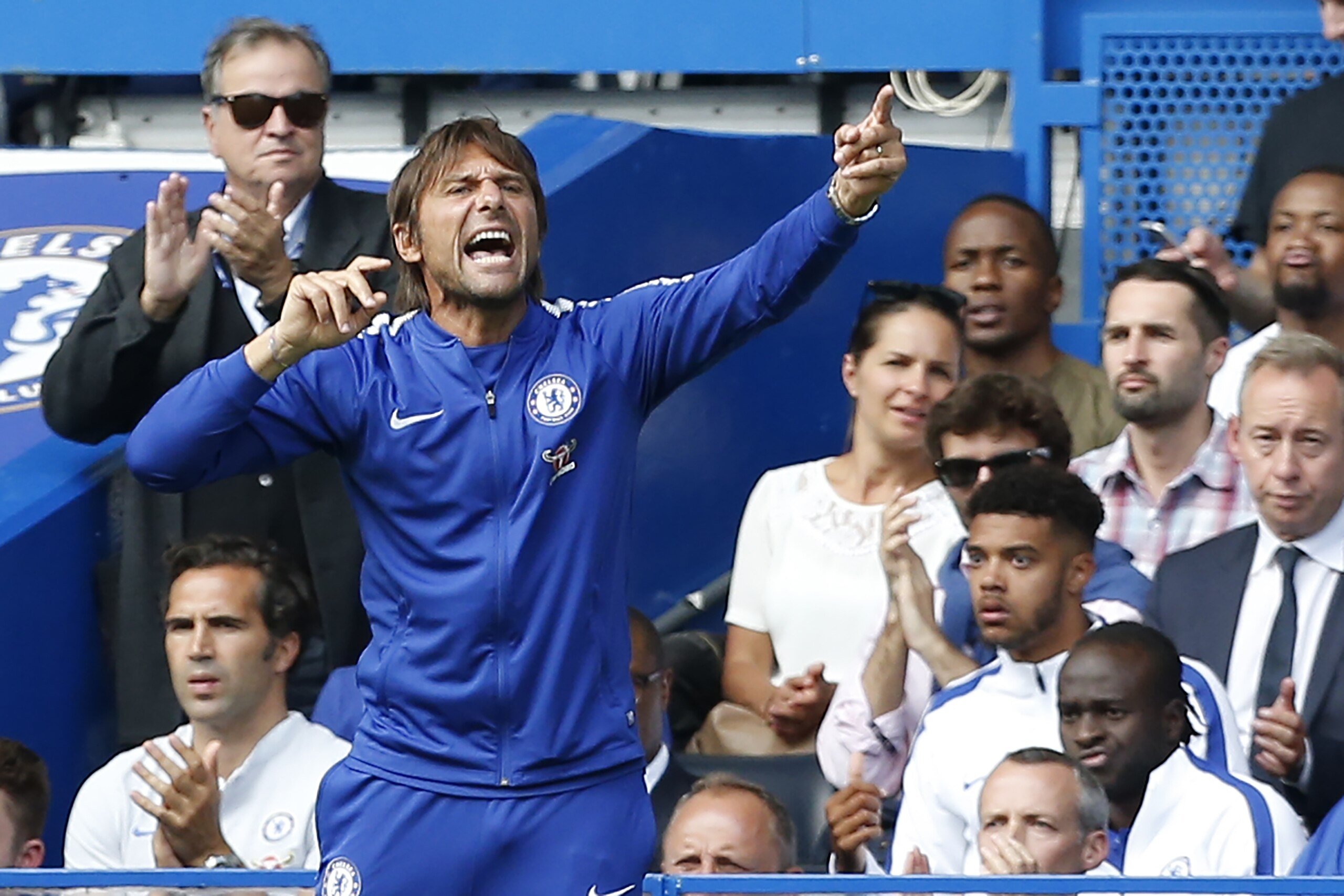 Chelsea's Italian head coach Antonio Conte gestures on the touchline during the English Premier League football match between Chelsea and Burnley at Stamford Bridge in London on August 12, 2017.
Burnley won the game 3-2. / AFP PHOTO / Ian KINGTON / RESTRI