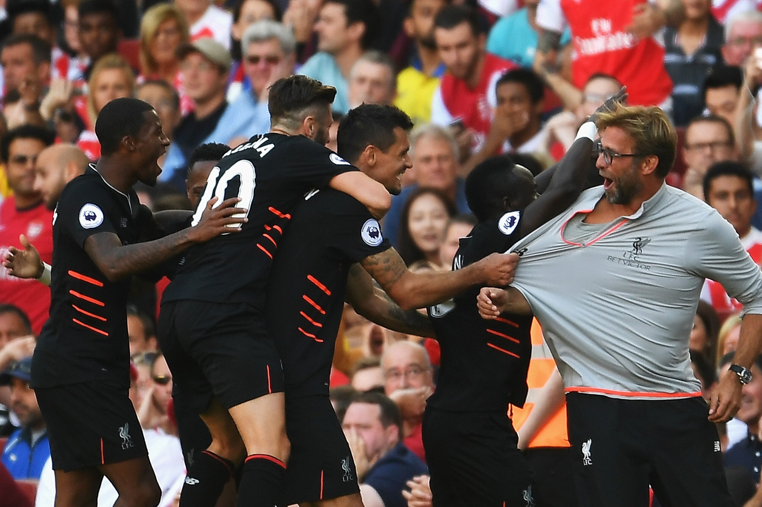 LONDON, ENGLAND - AUGUST 14:  Sadio Mane of Liverpool and team mates celebrate his goal with Jurgen Klopp, Manager of Liverpool during the Premier League match between Arsenal and Liverpool at Emirates Stadium on August 14, 2016 in London, England.  (Phot