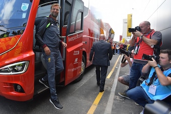 Liverpool's German manager Jurgen Klopp steps off the team bus as he arrives ahead of the English Premier League football match between Watford and Liverpool at Vicarage Road Stadium in Watford, north of London on August 12, 2017. / AFP PHOTO / OLLY GREEN