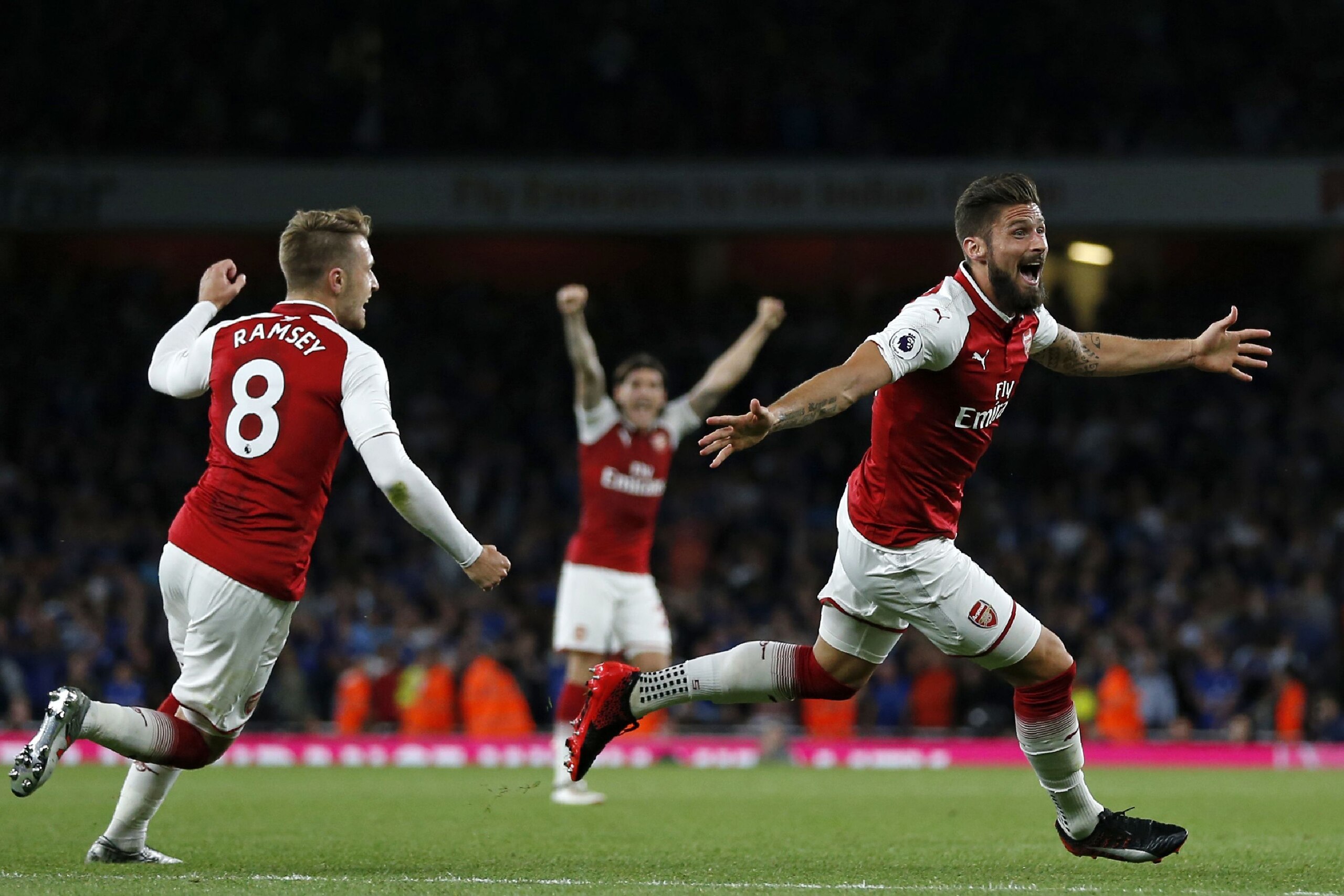 Arsenal's French striker Olivier Giroud (C) celebrates scoring Arsenal's fourth goal during the English Premier League football match between Arsenal and Leicester City at the Emirates Stadium in London on August 11, 2017. / AFP PHOTO / Ian KINGTON / REST
