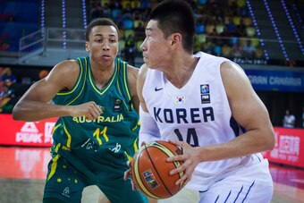 Australia's forward Dante Exum (L) vies with Korea's center Oh Sekeun during the 2014 FIBA World basketball championships group D match Australia vs Korea at the Gran Canaria Arena in Gran Canaria on August 31, 2014.  AFP PHOTO / DESIREE MARTIN        (Ph