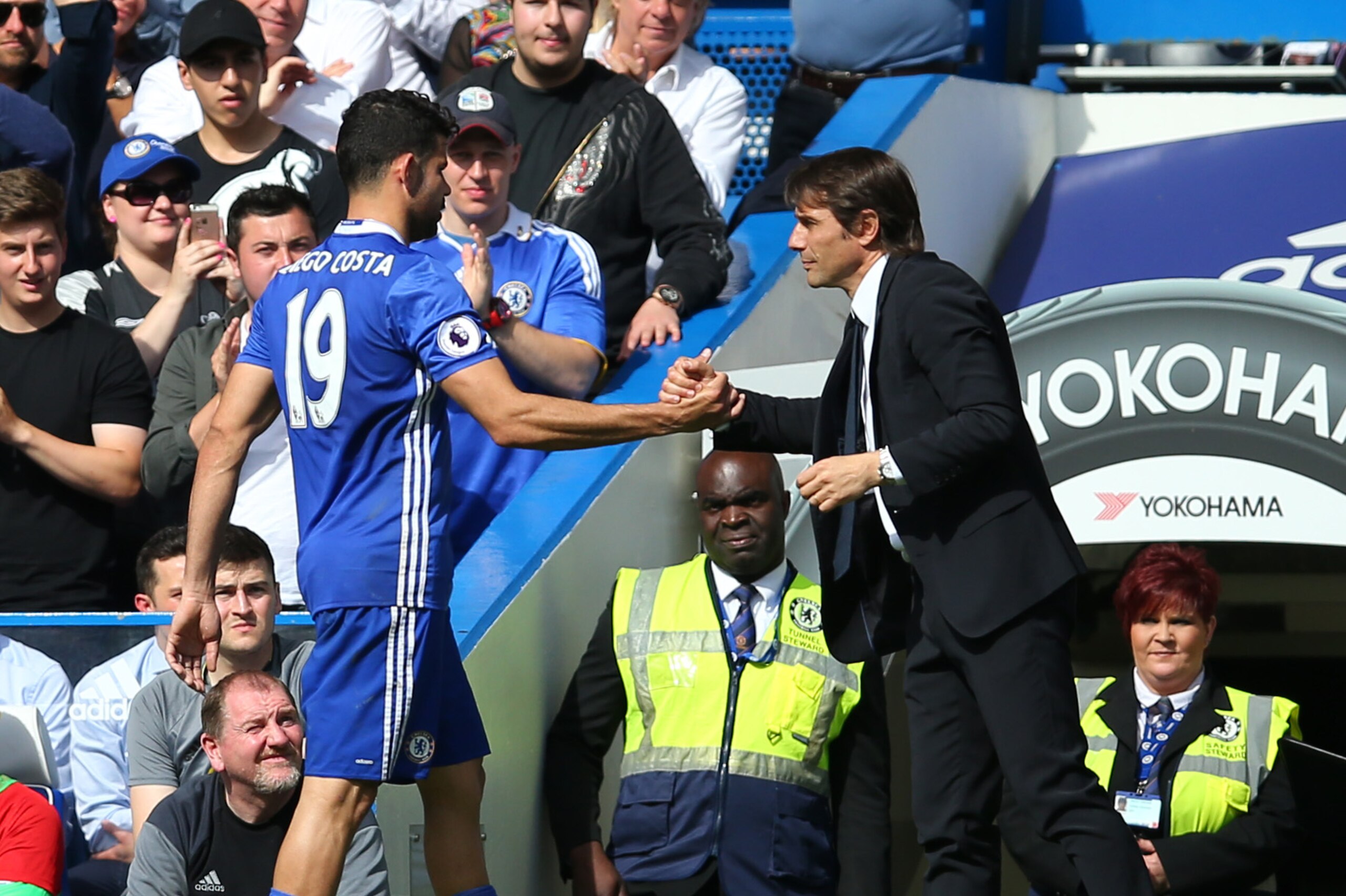 LONDON, ENGLAND - MAY 21: Diego Costa of Chelsea and Antonio Conte manager / head coach of Chelsea during the Premier League match between Chelsea and Sunderland at Stamford Bridge on May 21, 2017 in London, England. (Photo by Catherine Ivill - AMA/Getty 