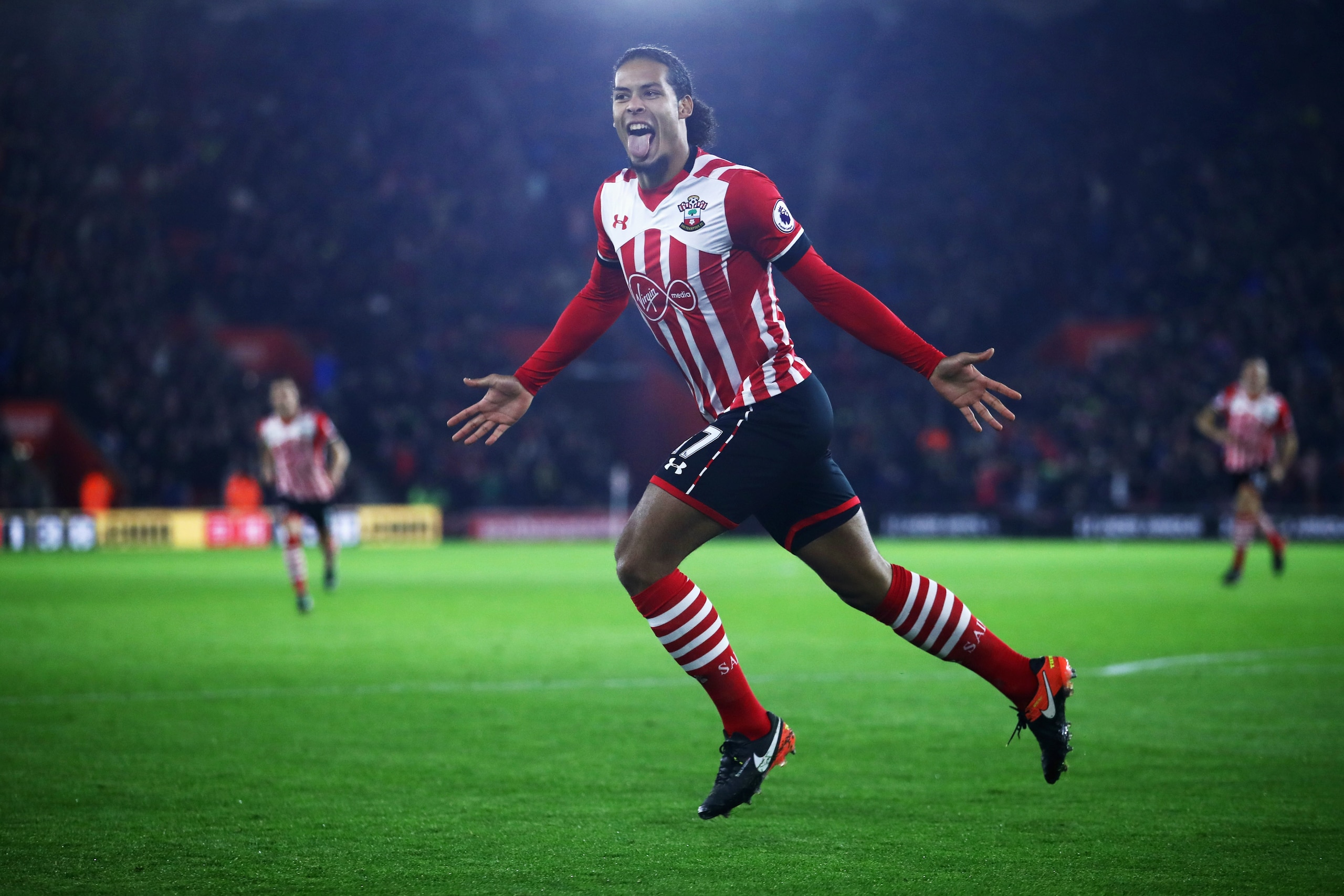 SOUTHAMPTON, ENGLAND - DECEMBER 28:  Virgil van Dijk of Southampton celebrates as he scores their first goal during the Premier League match between Southampton and Tottenham Hotspur at St Mary's Stadium on December 28, 2016 in Southampton, England.  (Pho