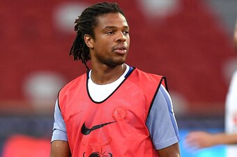 SINGAPORE - JULY 24: Loic Remy of Chelsea FC walks during a Chelsea FC International Champions Cup training session at National Stadium on July 24, 2017 in Singapore.  (Photo by Thananuwat Srirasant/Getty Images  for ICC)