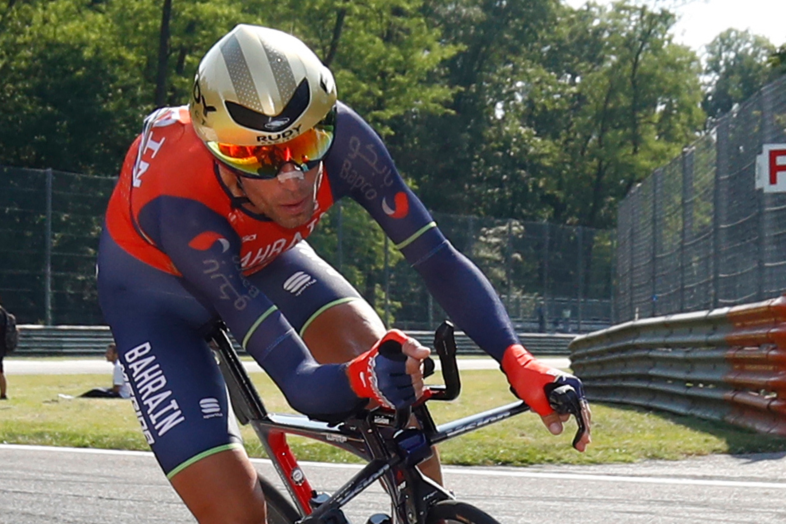 Italy's rider of team Bahrain - Merida Vincenzo Nibali competes during the Individual time-trial between Monza and Milan during the last stage of the 100th Giro d'Italia, Tour of Italy, cycling race, on May 28, 2017 in Monza.  / AFP PHOTO / Luk BENIES    
