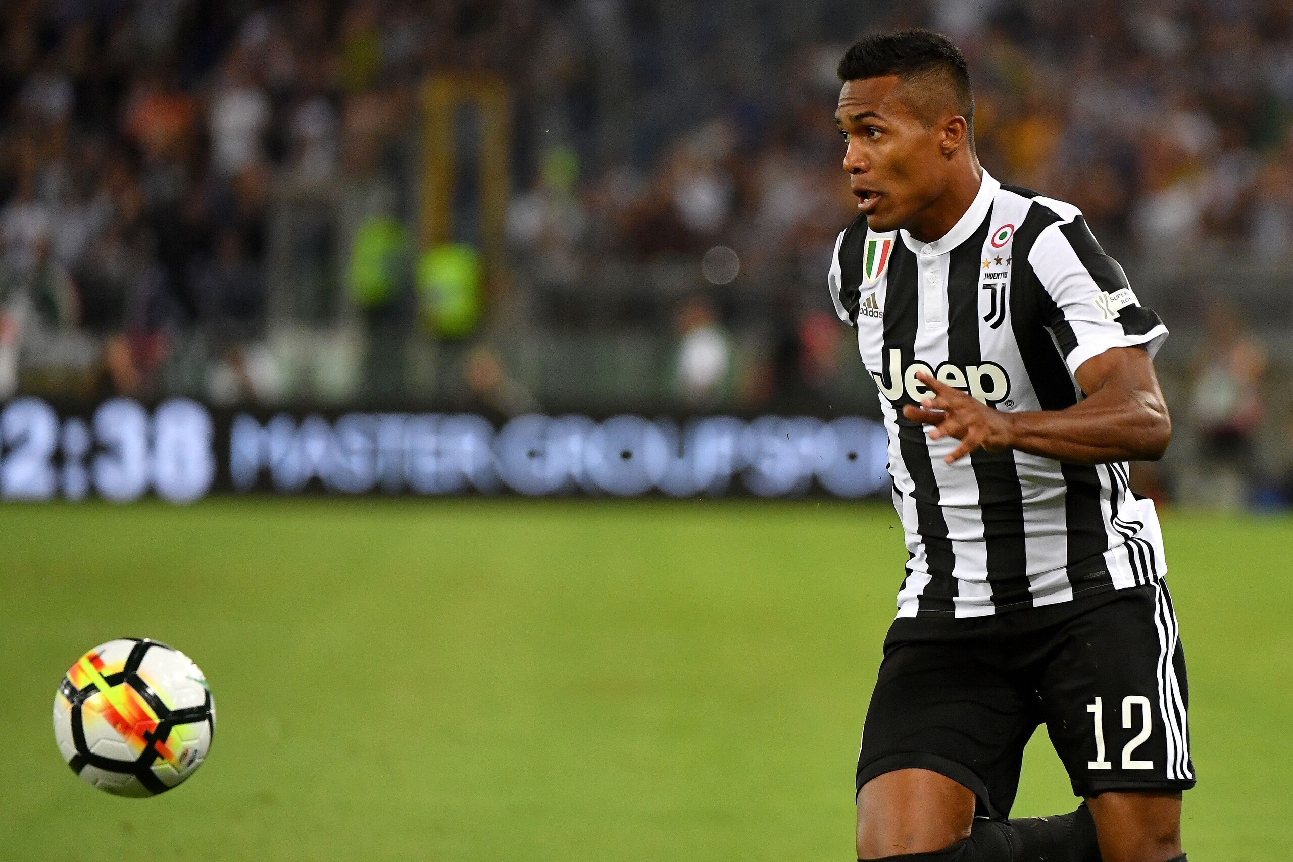 Juventus's defender from Brazil Alex Sandro eyes the ball during the Italian SuperCup TIM football match Juventus vs lazio on August 13, 2017 at the Olympic stadium in Rome.  / AFP PHOTO / ALBERTO PIZZOLI        (Photo credit should read ALBERTO PIZZOLI/A