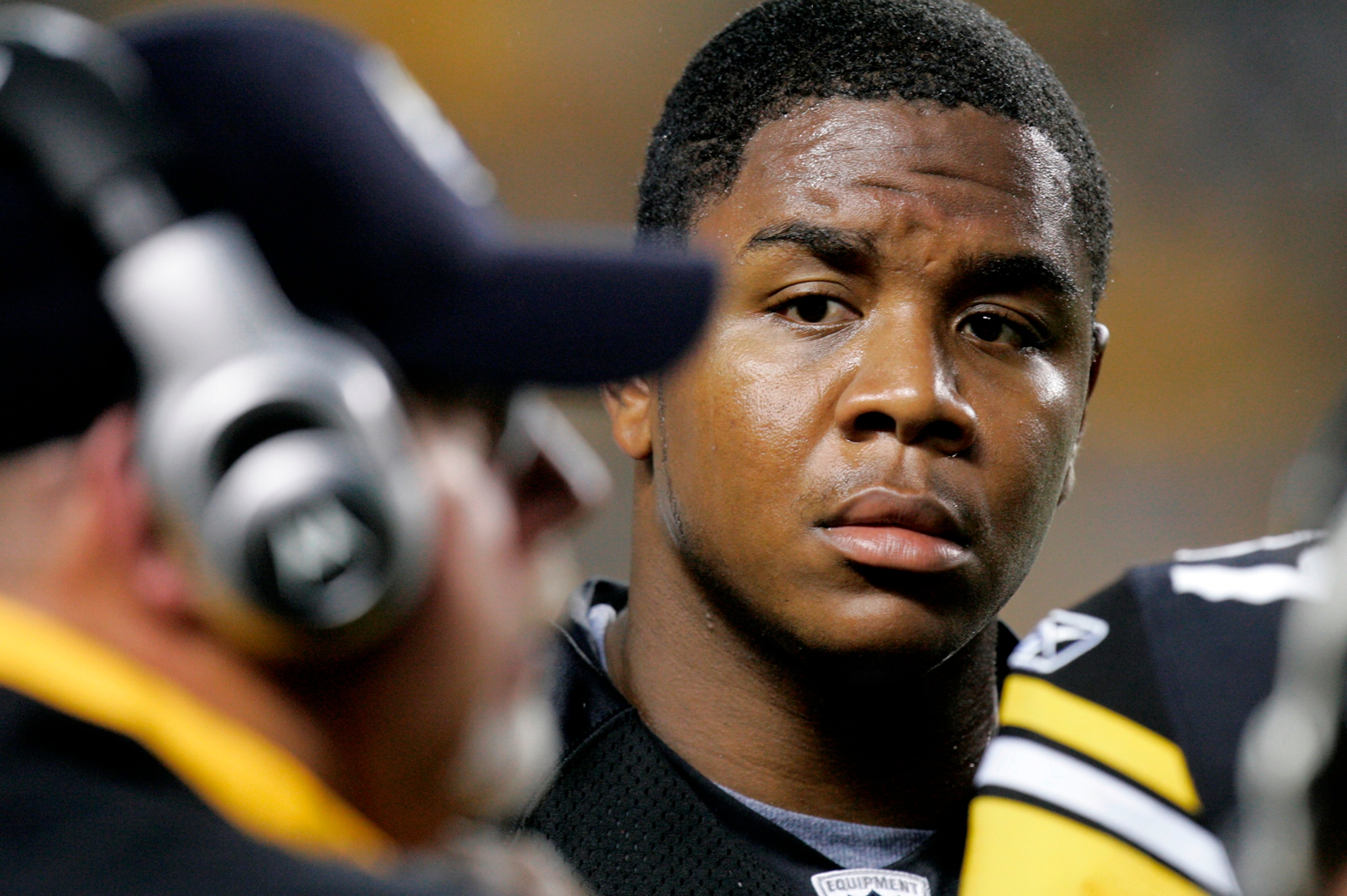 Leftwich looks at Arians on the Steelers sideline.