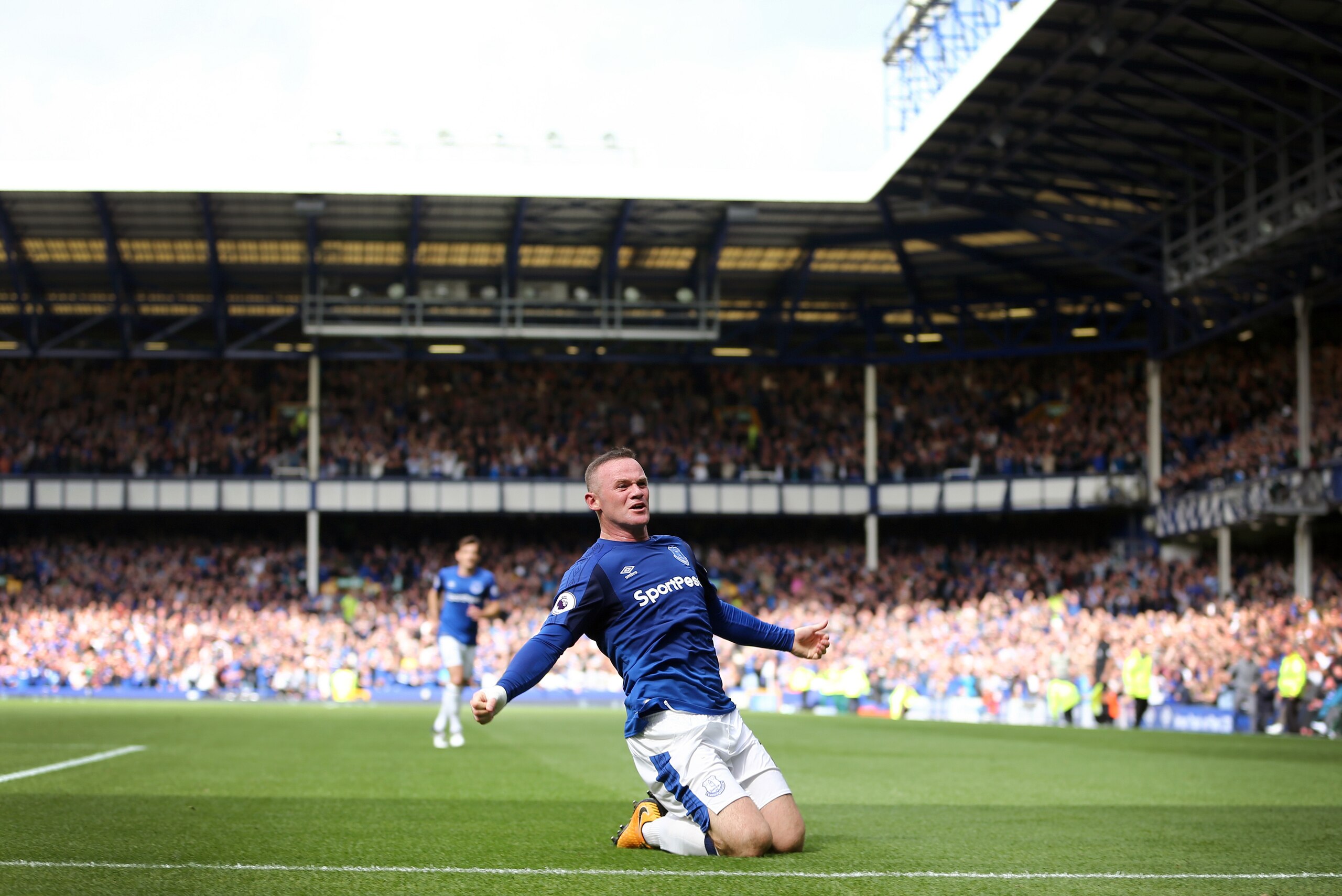 LIVERPOOL, ENGLAND - AUGUST 12: Wayne Rooney of Everton celebrates after scoring a goal to make it 1-0 during the Premier League match between Everton and Stoke City at Goodison Park on August 12, 2017 in Liverpool, England. (Photo by James Baylis - AMA/G