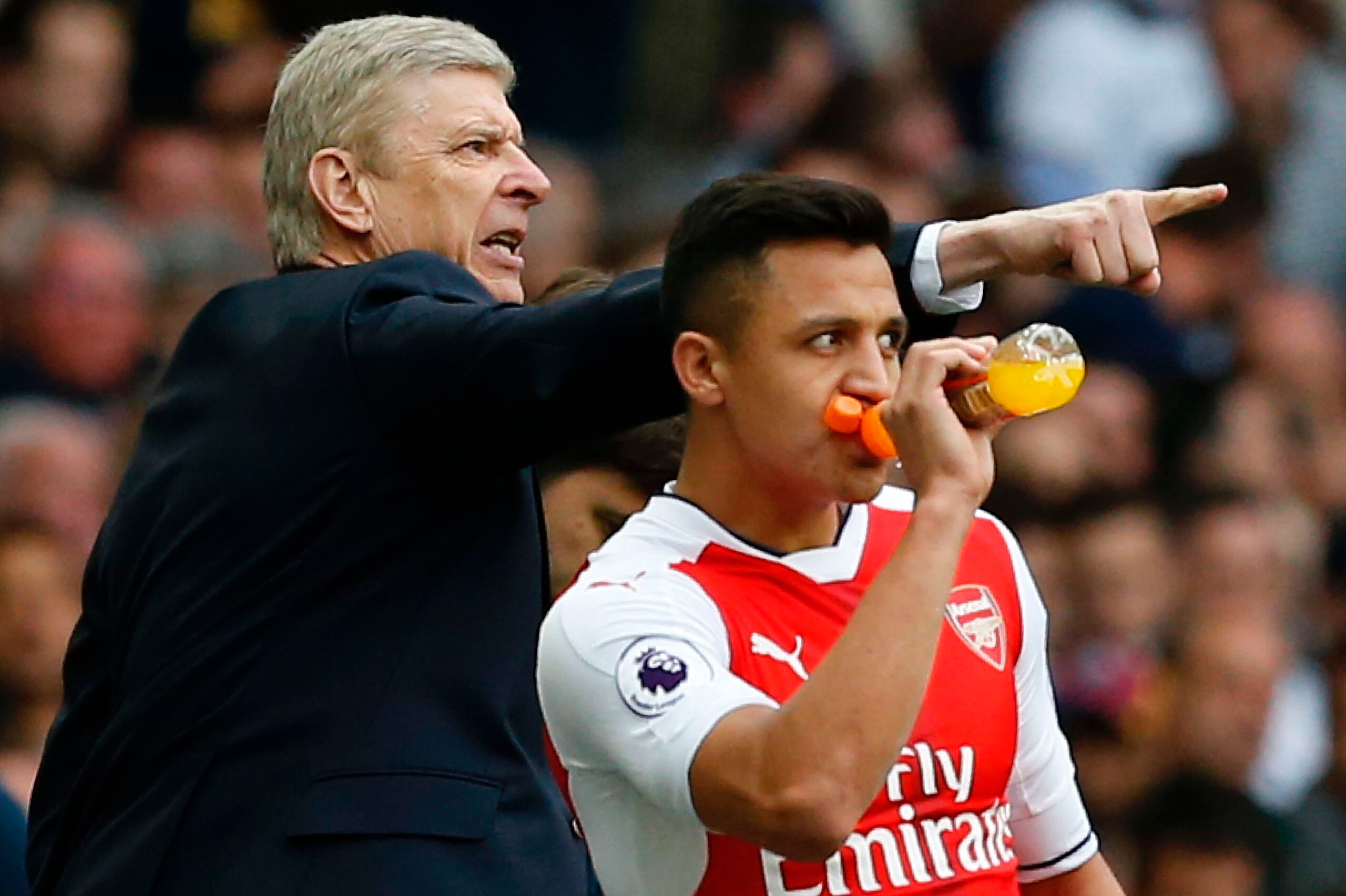 Arsenal's French manager Arsene Wenger (L) gestures alongside Arsenal's Chilean striker Alexis Sanchez during the English Premier League football match between Tottenham Hotspur and Arsenal at White Hart Lane in London, on April 30, 2017.  / AFP PHOTO / I