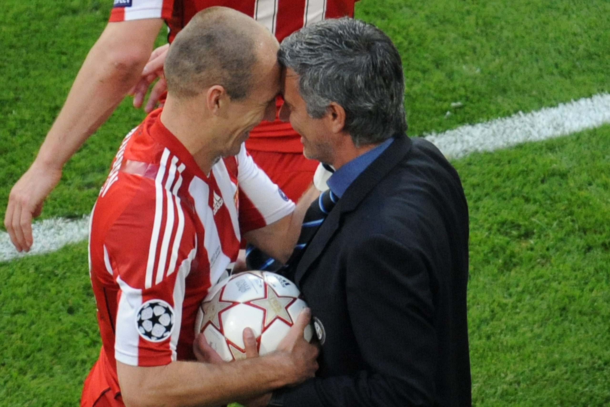 Inter Milan's Portuguese  coach Jose Mourinho (R) gives the ball to Bayern Munich's Dutch striker Arjen Robben (L) during the UEFA Champions League final football match Inter Milan against Bayern Munich at the Santiago Bernabeu stadium in Madrid on May 22