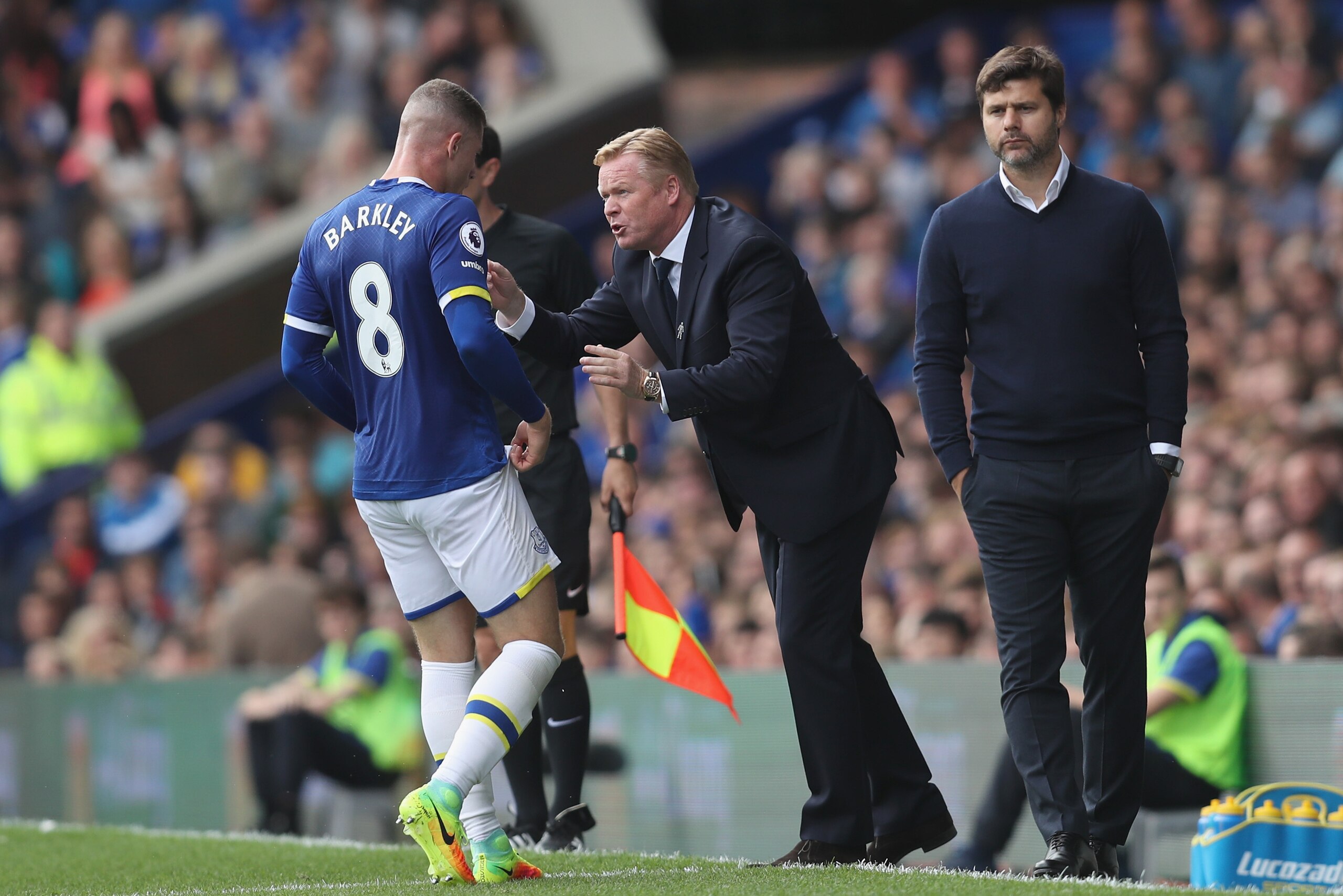 LIVERPOOL, ENGLAND - AUGUST 13: Ronald Koeman, Manager of Everton gives Ross Barkley of Everton instructions during the Premier League match between Everton and Tottenham Hotspur at Goodison Park on August 13, 2016 in Liverpool, England.  (Photo by Chris 