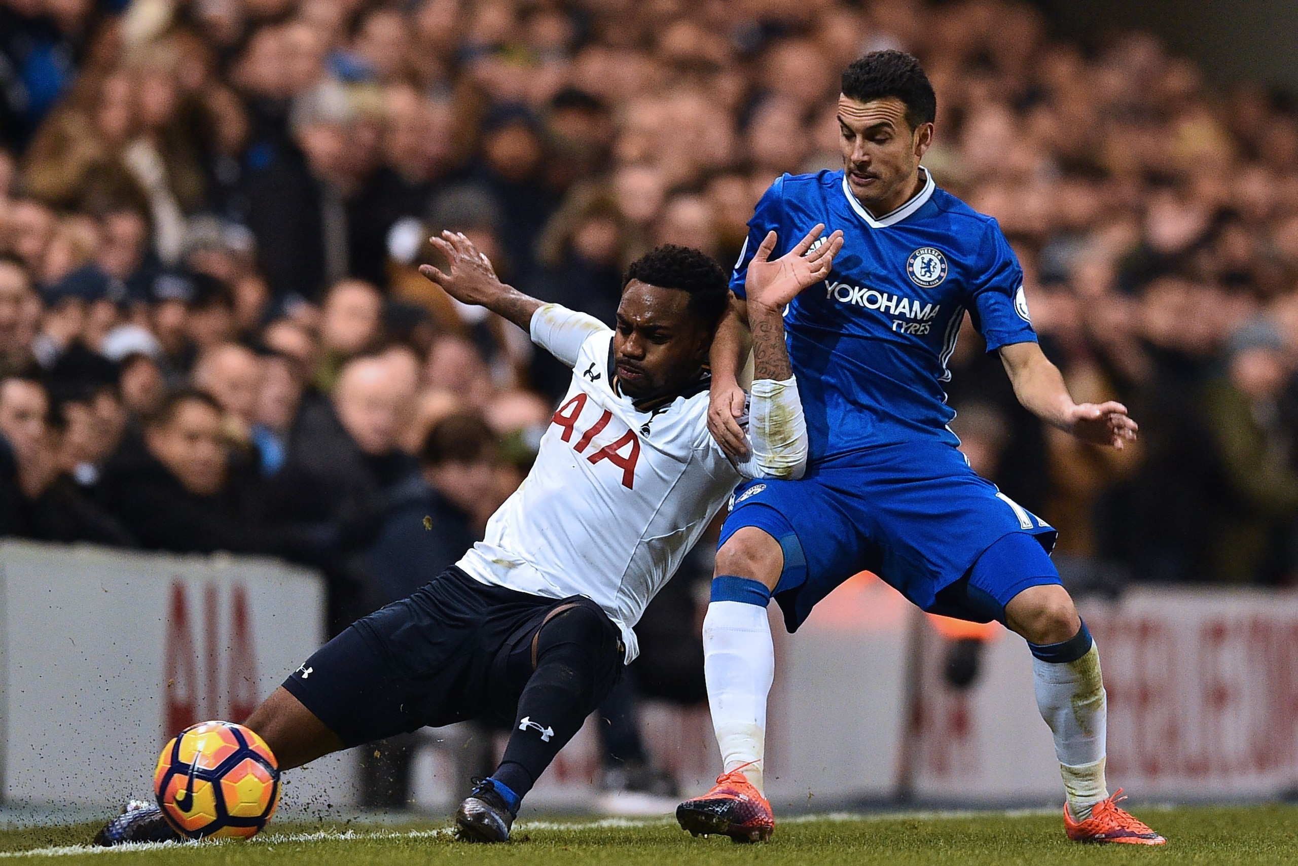 Tottenham Hotspur's English defender Danny Rose (L) vies with Chelsea's Spanish midfielder Pedro during the English Premier League football match between Tottenham Hotspur and Chelsea at White Hart Lane in London, on January 4, 2017. / AFP / IKIMAGES / IK