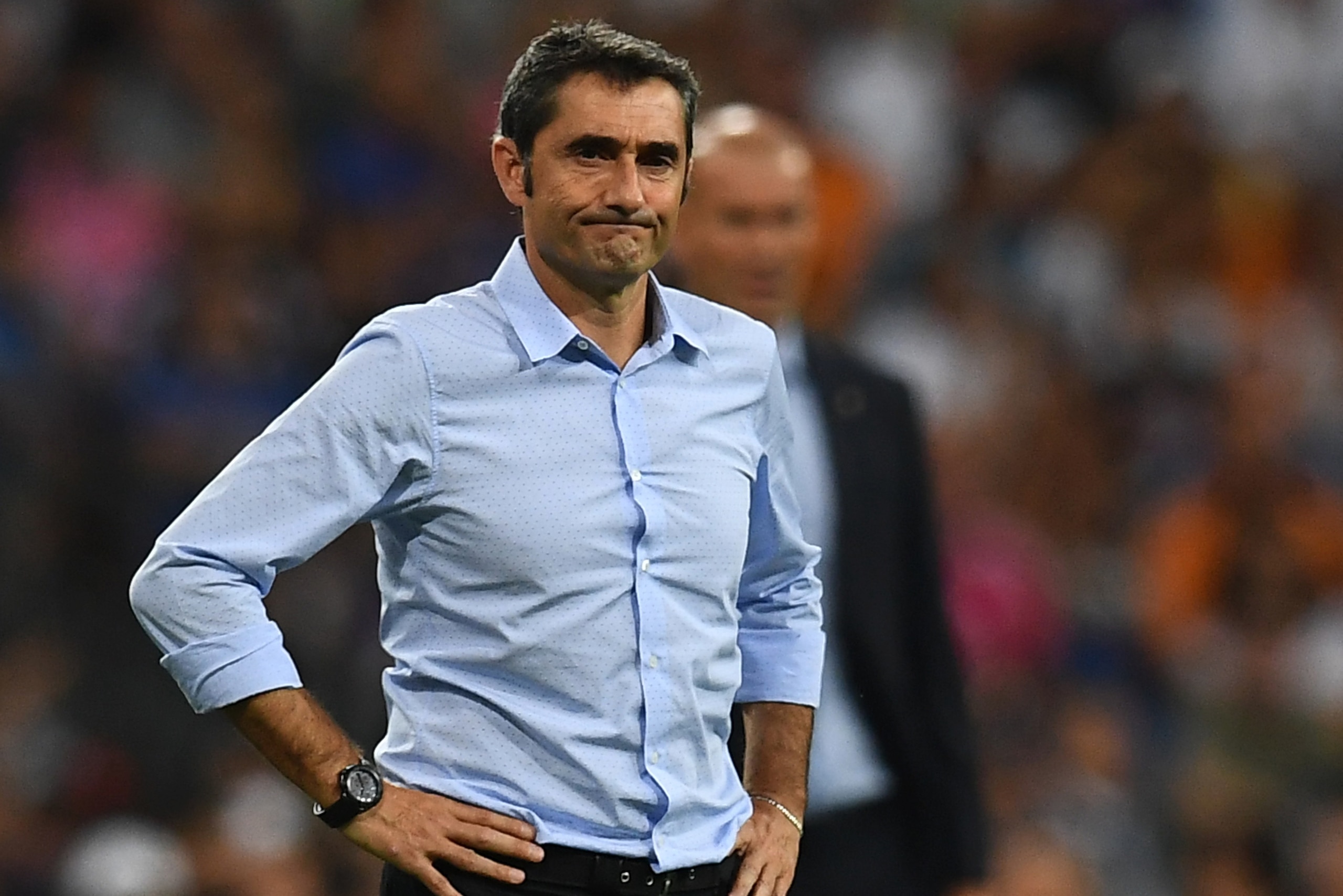 Barcelona's coach Ernesto Valverde stands on the sideline during the second leg of the Spanish Supercup football match Real Madrid vs FC Barcelona at the Santiago Bernabeu stadium in Madrid, on August 16, 2017. / AFP PHOTO / GABRIEL BOUYS        (Photo cr