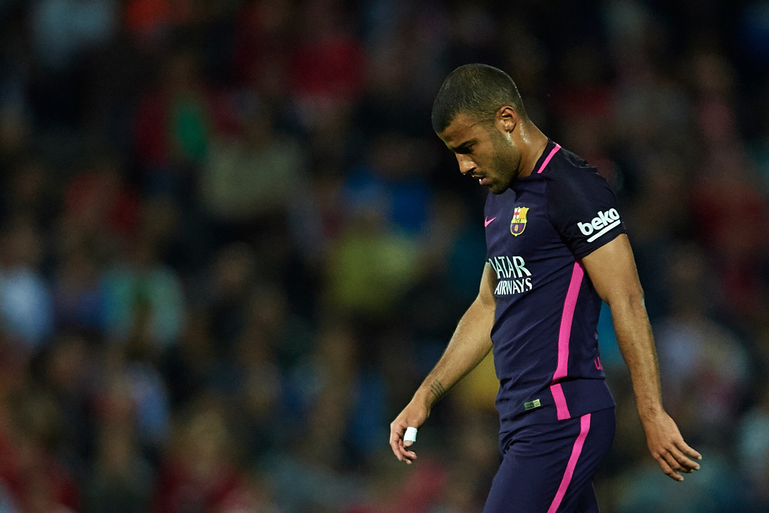GRANADA, SPAIN - APRIL 02:  Rafinha Alcantara  of FC Barcelona leaves the field injured during the La Liga match between Granada CF v FC Barcelona at Estadio Nuevo Los Carmenes on April 02, 2017 in Granada, Spain.  (Photo by Aitor Alcalde/Getty Images)