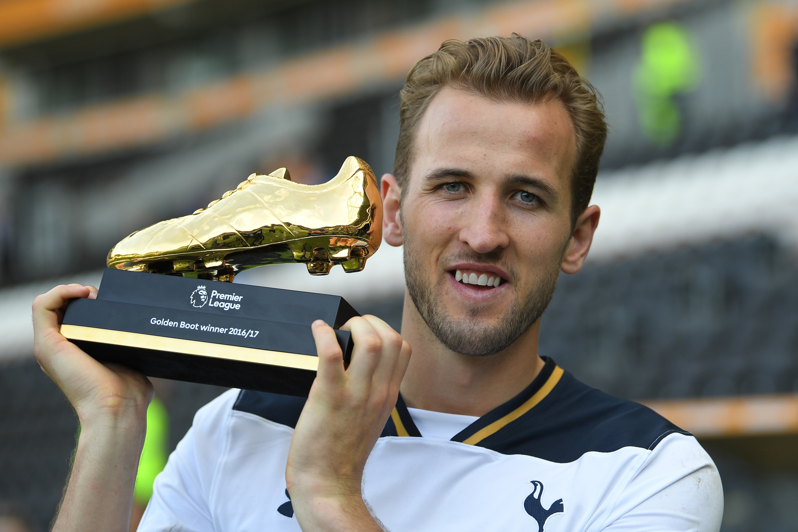 HULL, ENGLAND - MAY 21:  Harry Kane of Tottenham Hotspur poses with Premier League Golden Boot award fter the Premier League match between Hull City and Tottenham Hotspur at KC Stadium on May 21, 2017 in Hull, England.  (Photo by Laurence Griffiths/Getty 