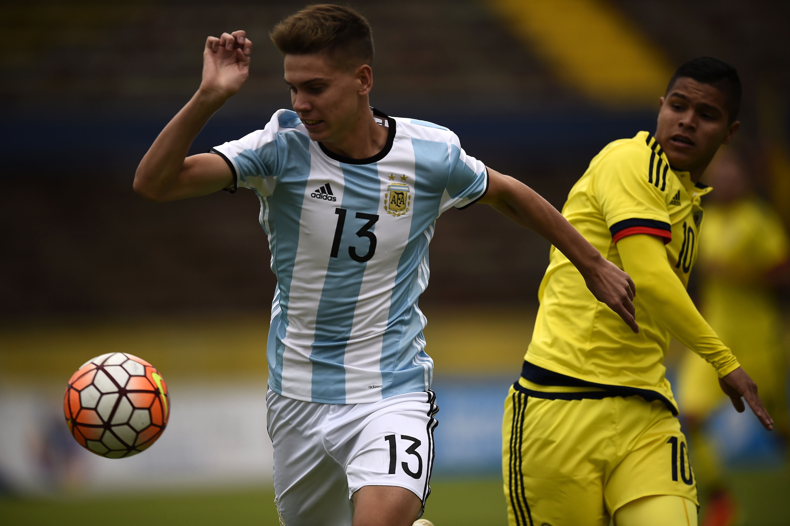 Argentina's player Juan Foyth (L) vies for the ball with Colombia's player Juan Hernandez  during their South American Championship U-20 football match in the Olimpico Atahualpa stadium in Quito on February 2, 2017. / AFP / RODRIGO BUENDIA        (Photo c