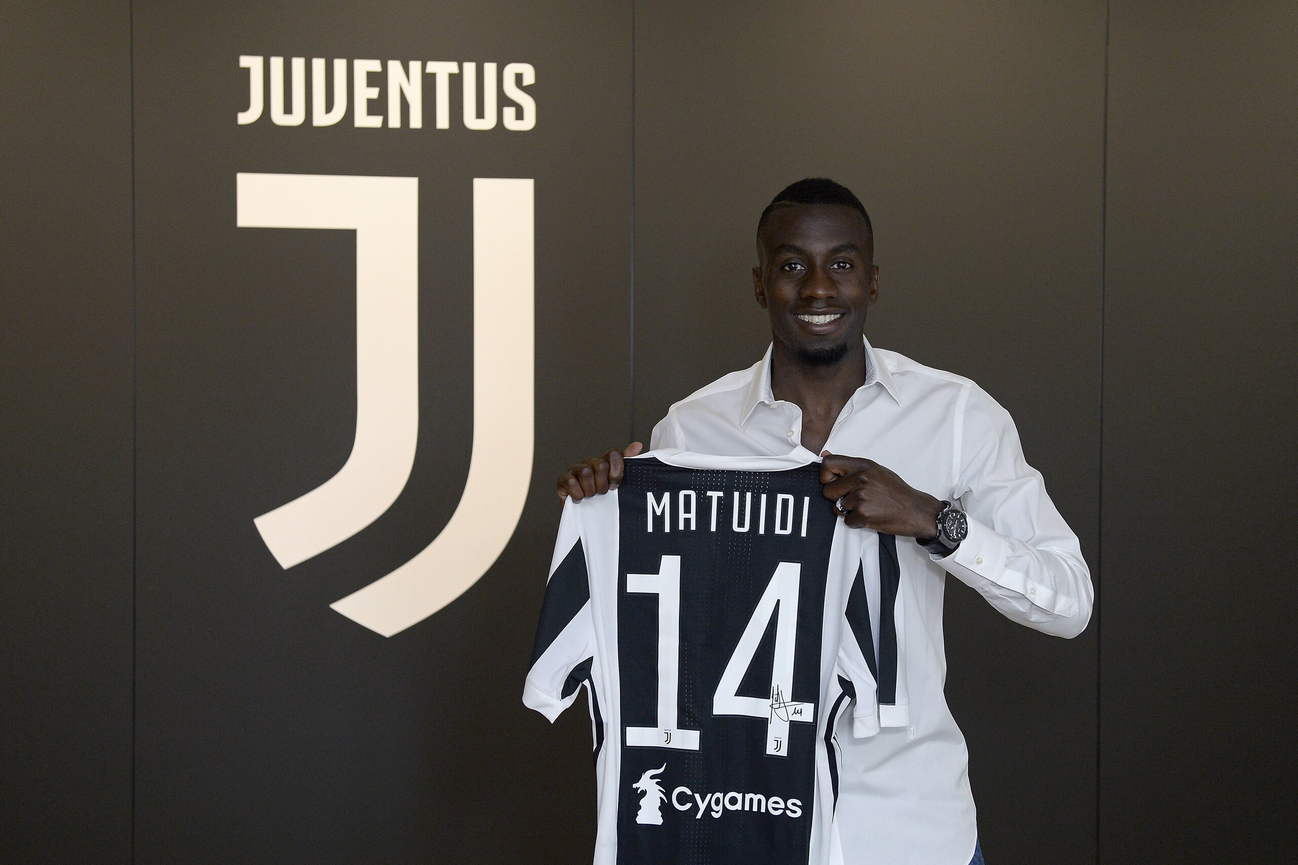 TURIN, ITALY - AUGUST 18: Blaise Matuidi poses with his new shirt after signing for Juventus on August 18, 2017 in Turin, Italy. (Photo by Getty Images - Juventus FC/Getty Images) TURIN, ITALY - AUGUST 18: Blaise Matuidi poses with his new shirt after signing for Juventus on August 18, 2017 in Turin, Italy. (Photo by Getty Images - Juventus FC/Getty Images)