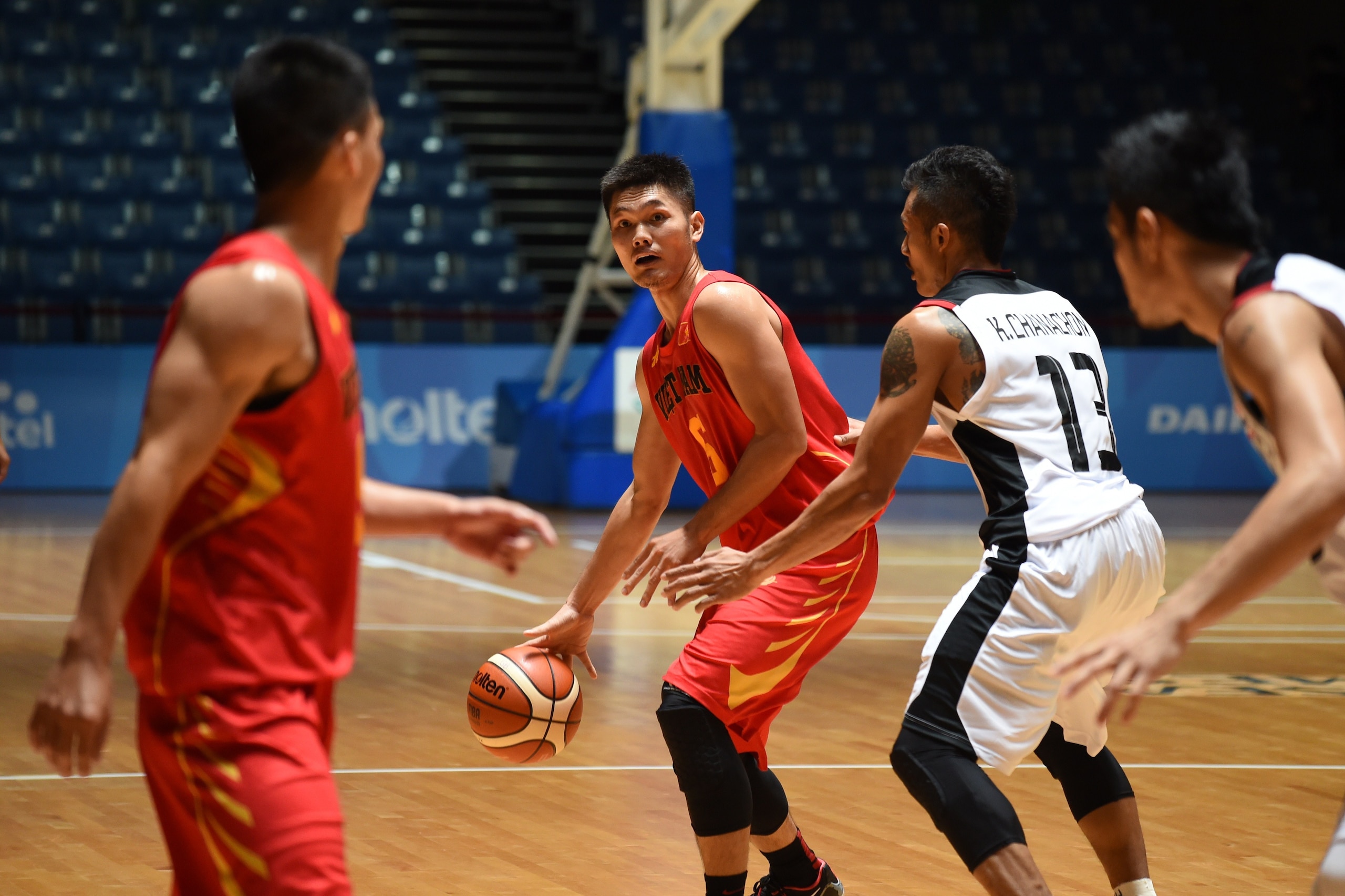 Chanachon Klahan (C) of Thailand attempts to block Nguyen Thanh Nhan (C) of Vietnam during their men's basketball match at the 28th Southeast Asian Games (SEA Games) in Singapore on June 11, 2015.AFP PHOTO / SAJJAD HUSSAIN        (Photo credit should read