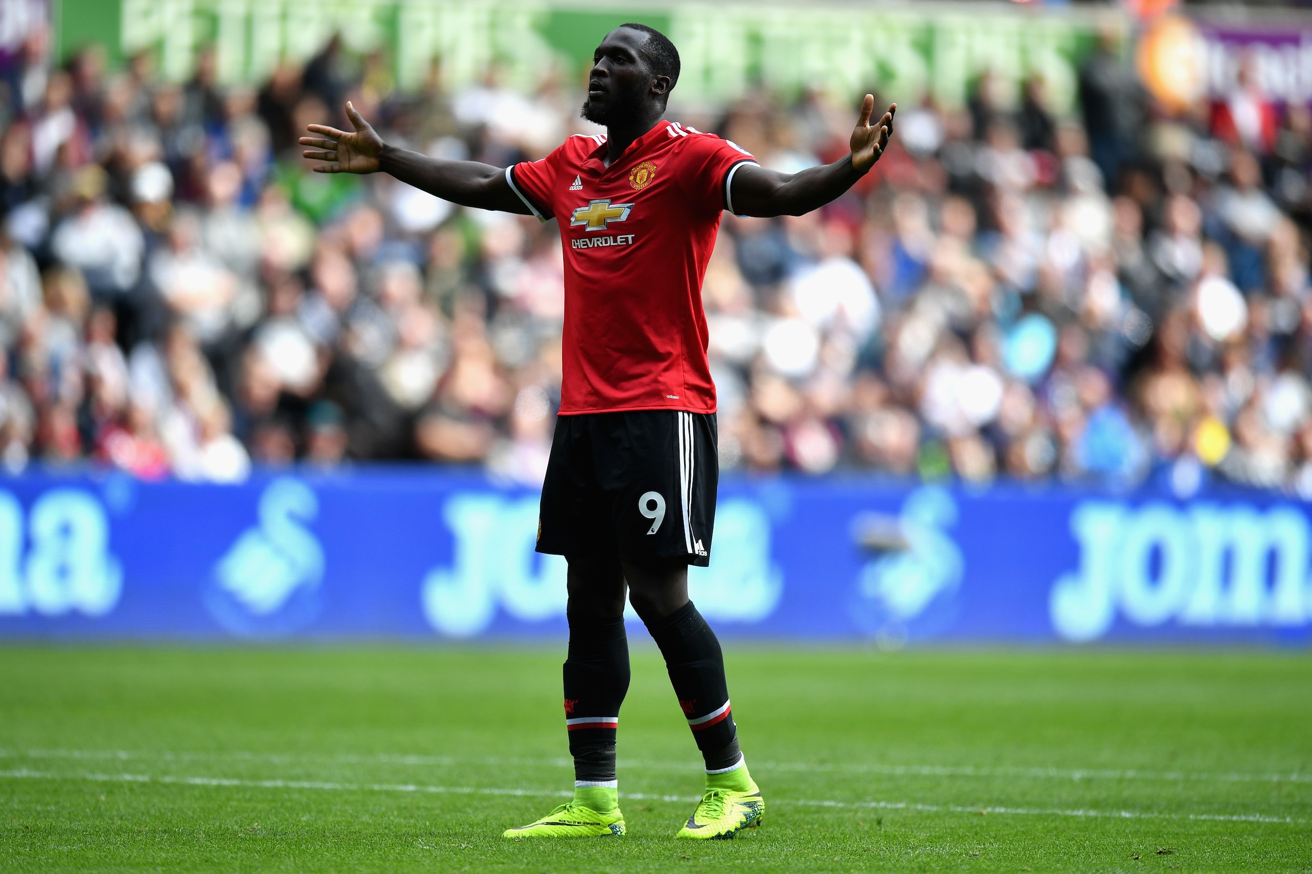 SWANSEA, WALES - AUGUST 19:  Romelu Lukaku of Manchester United celebrates scoring his sides second goal during the Premier League match between Swansea City and Manchester United at Liberty Stadium on August 19, 2017 in Swansea, Wales.  (Photo by Dan Mul