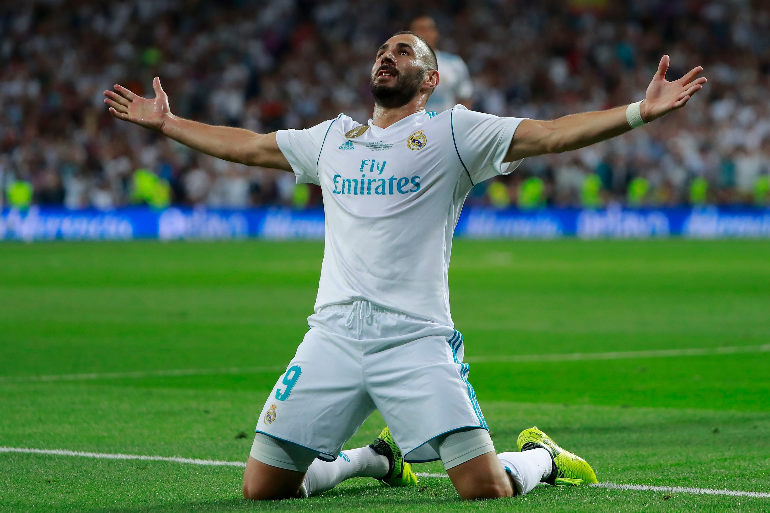 MADRID, SPAIN - AUGUST 16:  Karim Benzema of Real Madrid CF celebrates scoring their second goal during the Supercopa de Espana Final 2nd Leg match between Real Madrid and FC Barcelona at Estadio Santiago Bernabeu on August 16, 2017 in Madrid, Spain.  (Ph