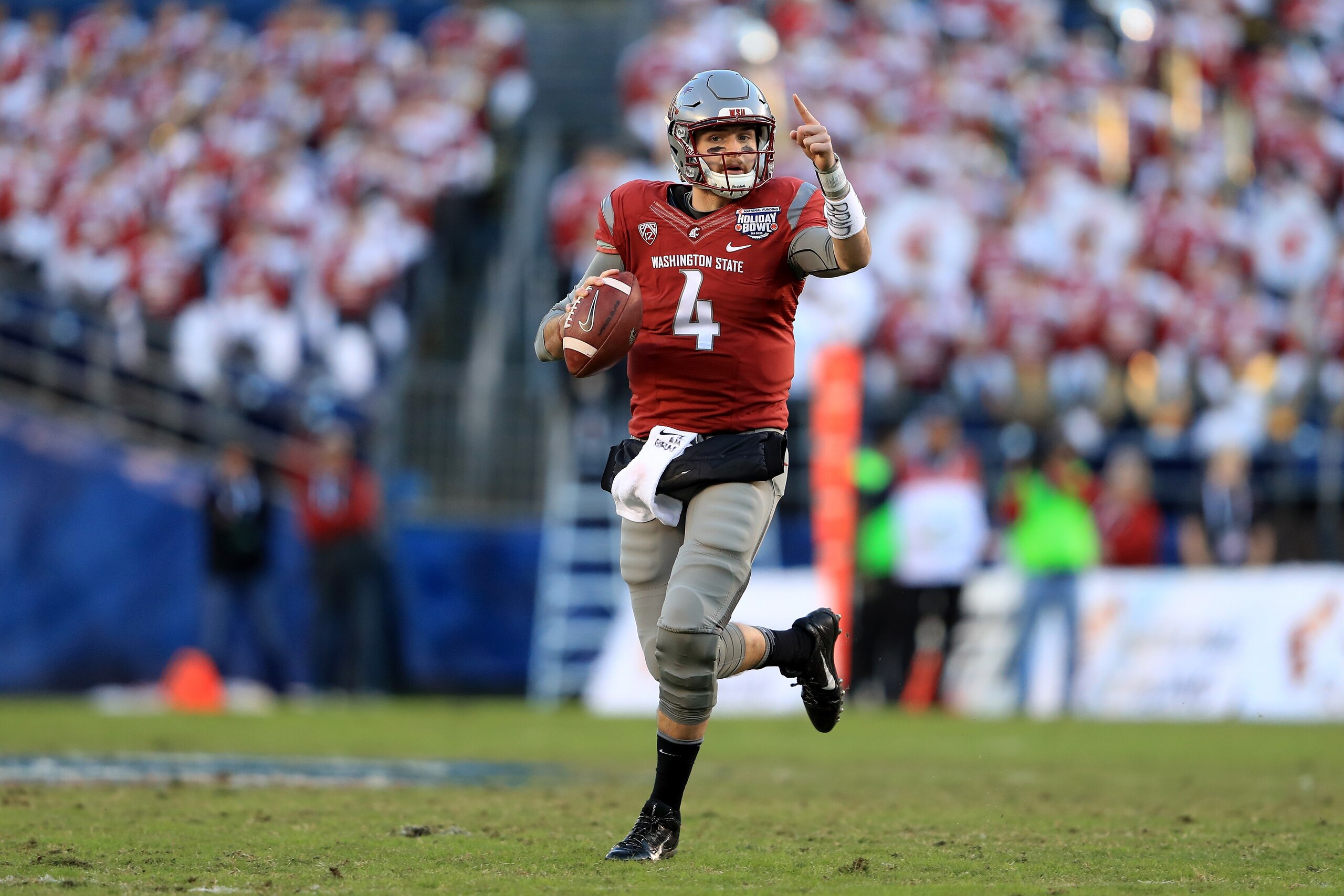 SAN DIEGO, CA - DECEMBER 27:  Luke Falk #4 of the Washington State Cougars runs with the ball during the first half of the Holiday Bowl against the Minnesota Golden Gophers at  at Qualcomm Stadium on December 27, 2016 in San Diego, California.  (Photo by 