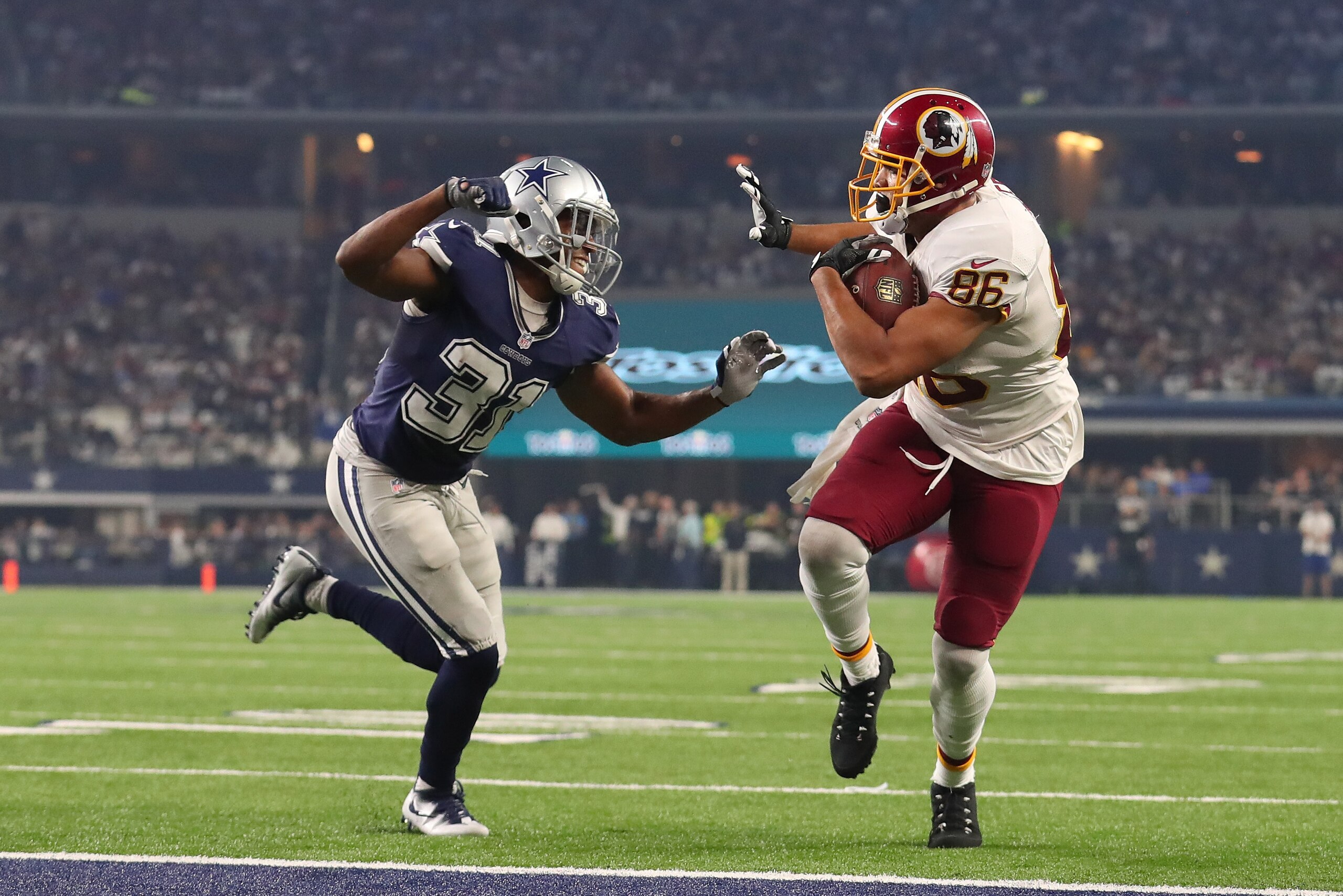 ARLINGTON, TX - NOVEMBER 24:   Jordan Reed #86 of the Washington Redskins catches a touchdown pass during the fourth quarter against the Dallas Cowboys at AT&T Stadium on November 24, 2016 in Arlington, Texas.  (Photo by Tom Pennington/Getty Images)