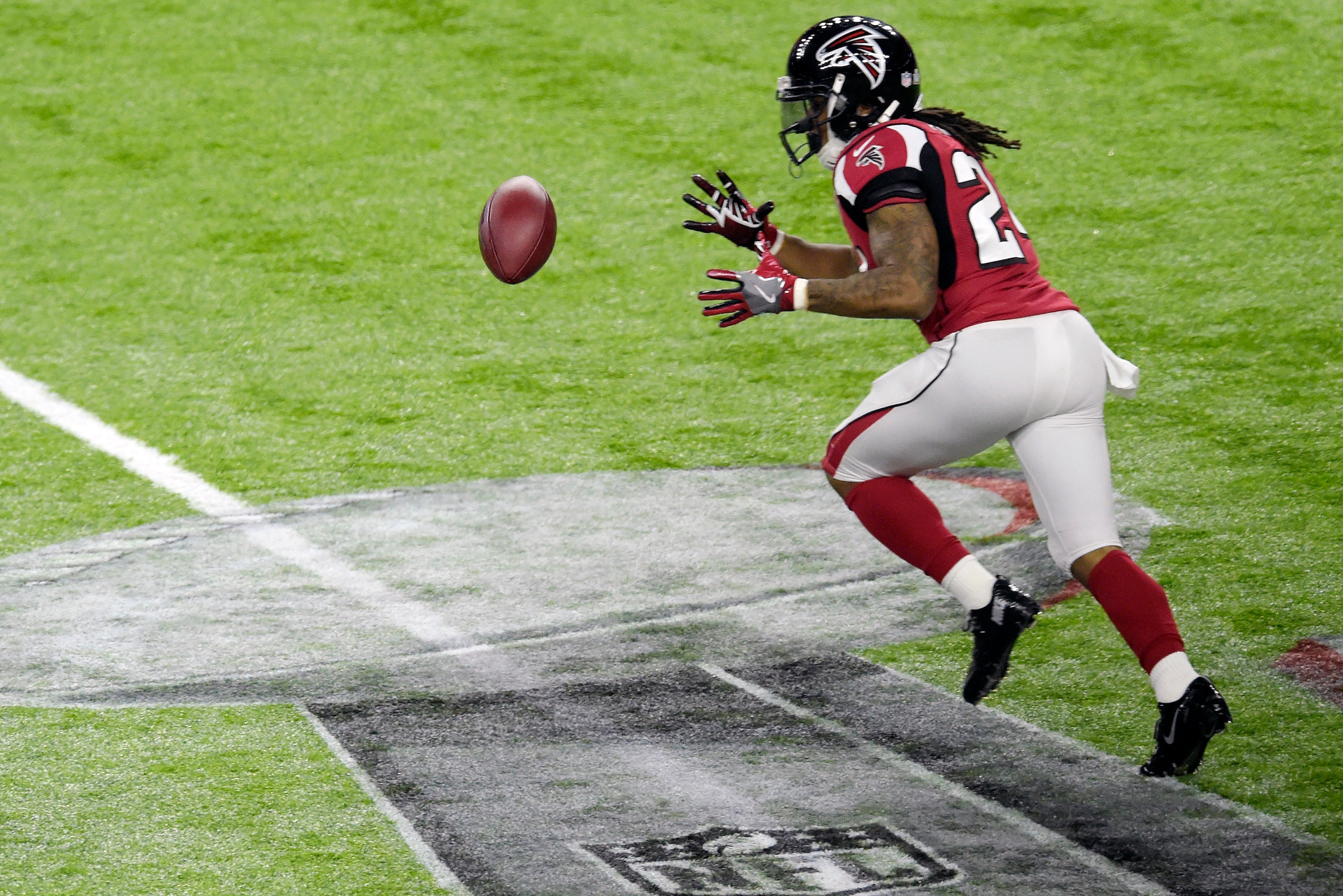 HOUSTON, TX - FEBRUARY 05: Devonta Freeman #24 of the Atlanta Falcons takes the pitch out from Matt Ryan #2 against the New England Patriots during Super Bowl 51 at NRG Stadium on February 5, 2017 in Houston, Texas. The Patriots defeat the Atlanta Falcons