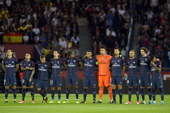 PARIS, FRANCE - AUGUST 20:  (L-R) Edinson Cavani, Dani Alves, Marco Verratti, Angle Di Maria, Presnel Kimpembe, Thiago Silva, Alphonse Areola, Thiago Motta, Layvin Kurzawa, Adrien Rabiot, Neymar Jr of Paris Saint-Germain pay tribute to the victims of the 