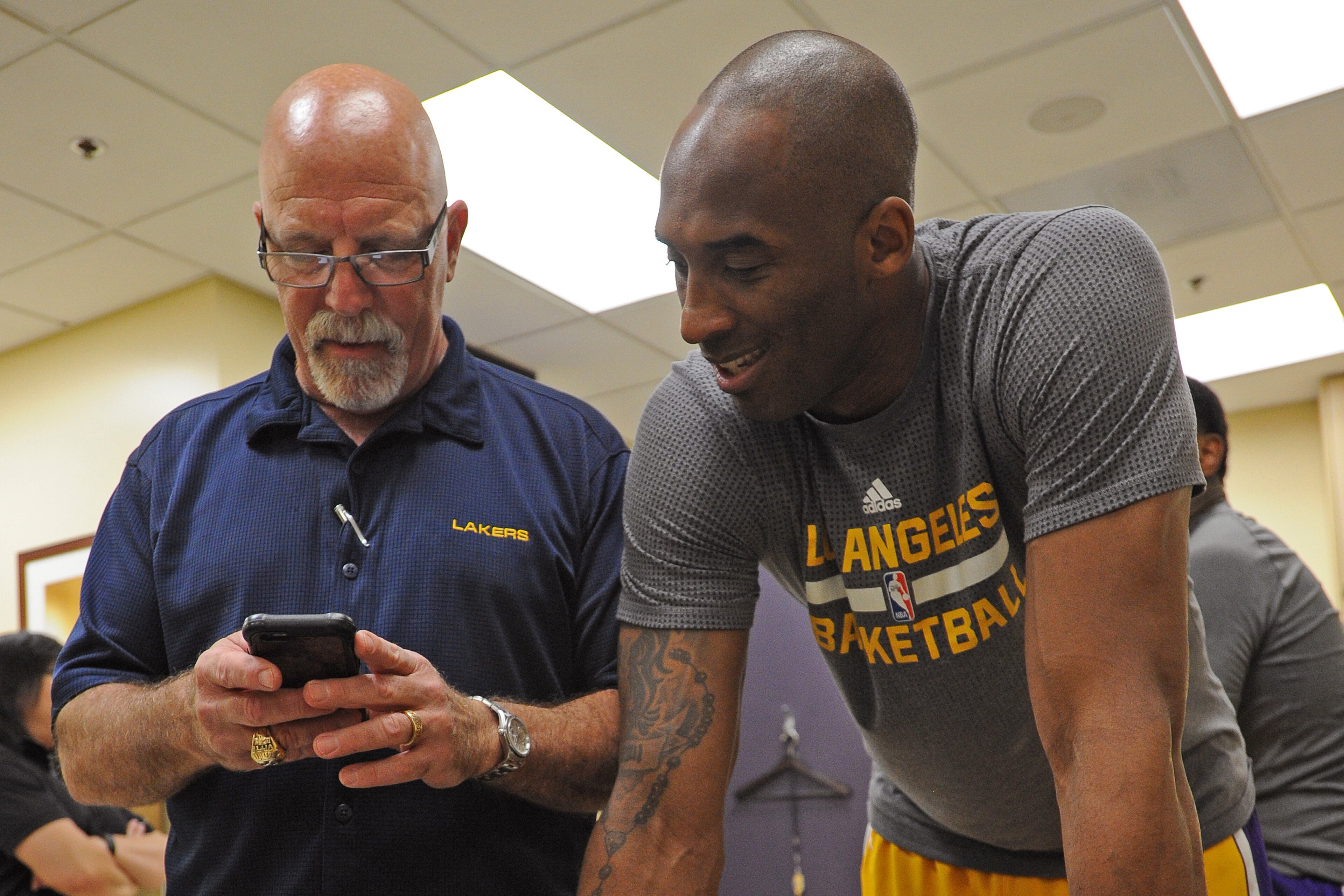 LOS ANGELES, CA - APRIL 13:  Kobe Bryant #24 of the Los Angeles Lakers talks to trainer, Gary Vitti before the game against the Utah Jazz at STAPLES Center on April 13, 2016 in Los Angeles, California. NOTE TO USER: User expressly acknowledges and agrees 