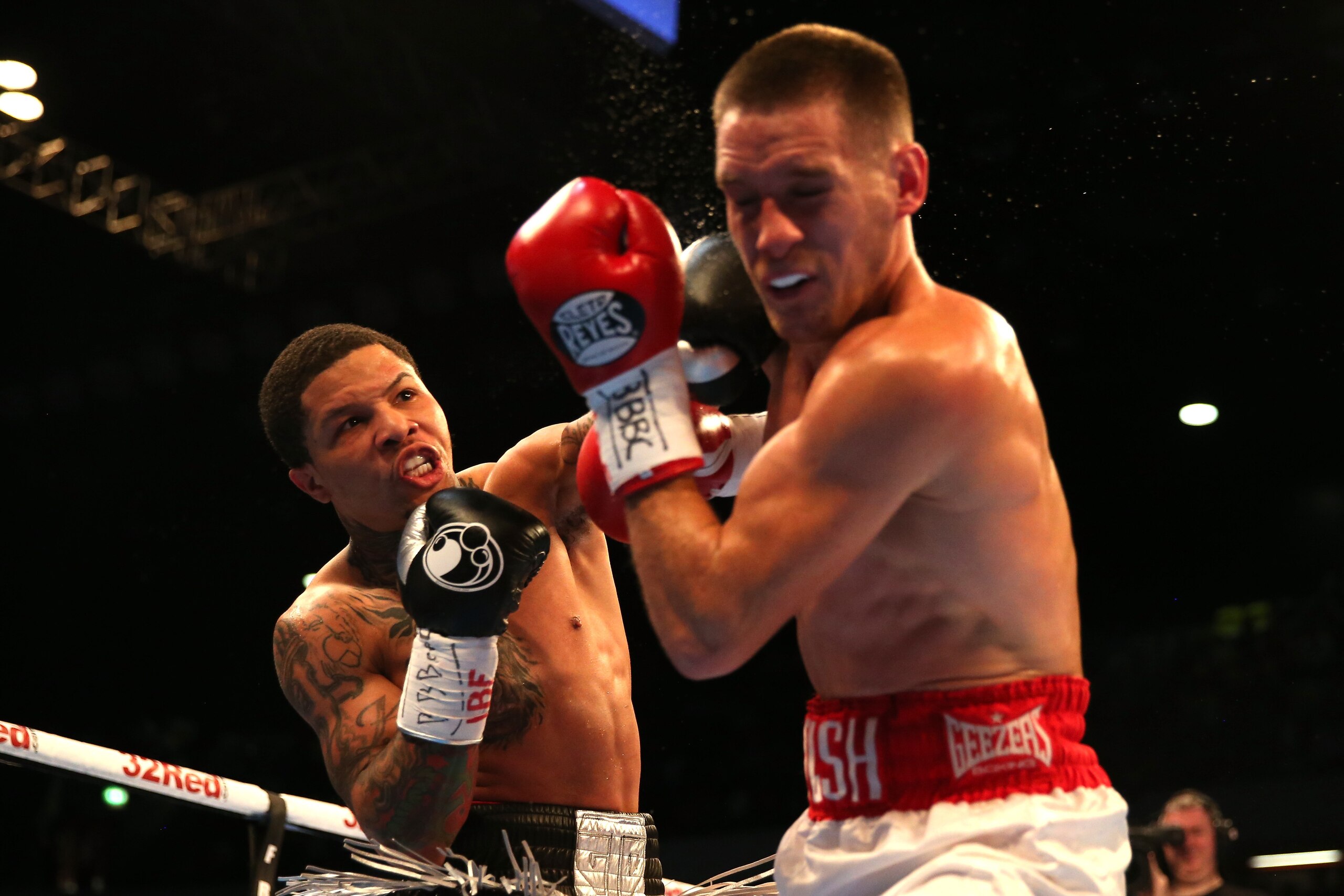 LONDON, ENGLAND - MAY 20:  Gervonta Davis of The United States (Black Gloves) fights Liam Walsh of England (Red Gloves) in the IBF World Junior Lightweight Championship match at Copper Box Arena on May 20, 2017 in London, England.  (Photo by Alex Pantling