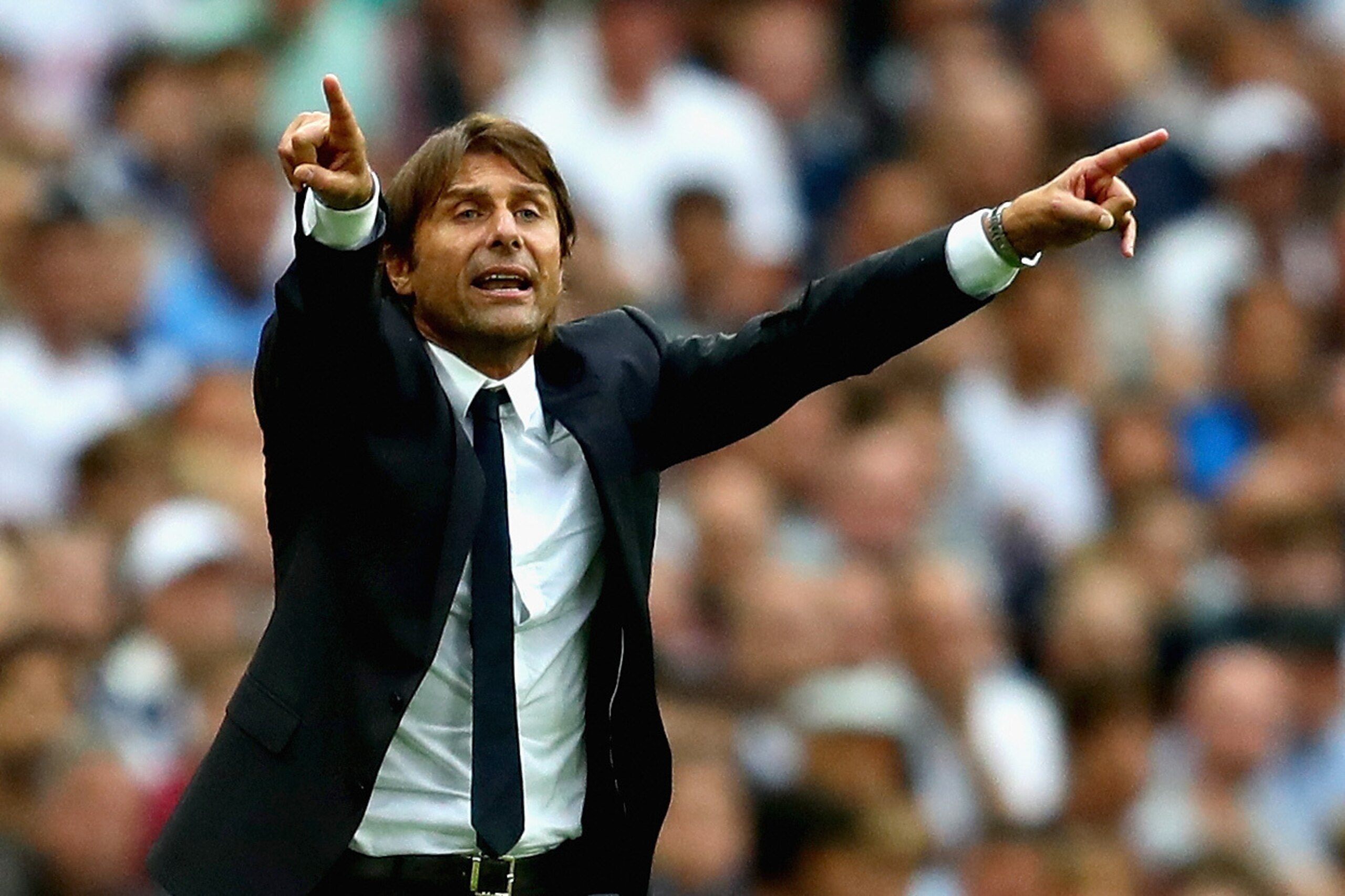 LONDON, ENGLAND - AUGUST 20:  Antonio Conte, Manager of Chelsea gestures from the sideline during the Premier League match between Tottenham Hotspur and Chelsea at Wembley Stadium on August 20, 2017 in London, England.  (Photo by Chris Brunskill Ltd/Getty