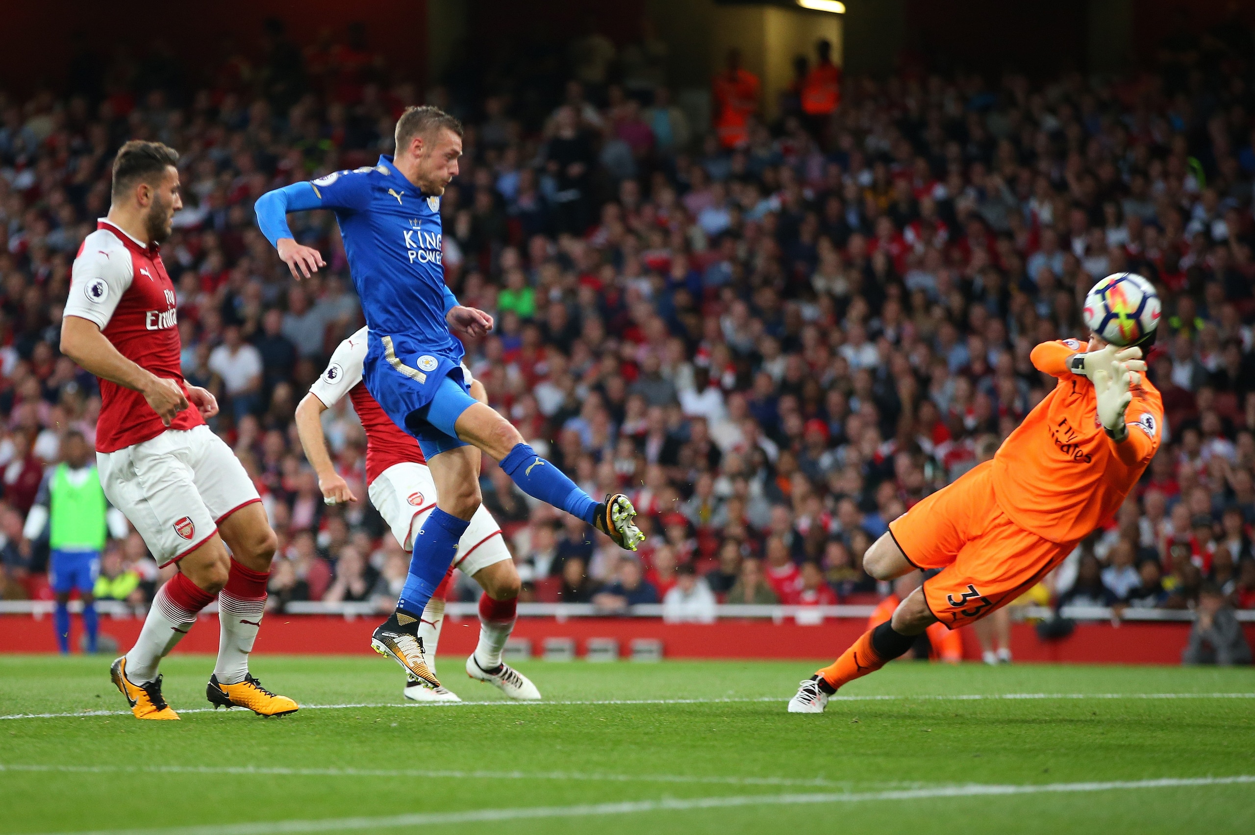 LONDON, ENGLAND - AUGUST 11:  Jamie Vardy of Leicester City scores a goal to make it 1-2 during the Premier League match between Arsenal and Leicester City at Emirates Stadium on August 11, 2017 in London, England. (Photo by Catherine Ivill - AMA/Getty Im