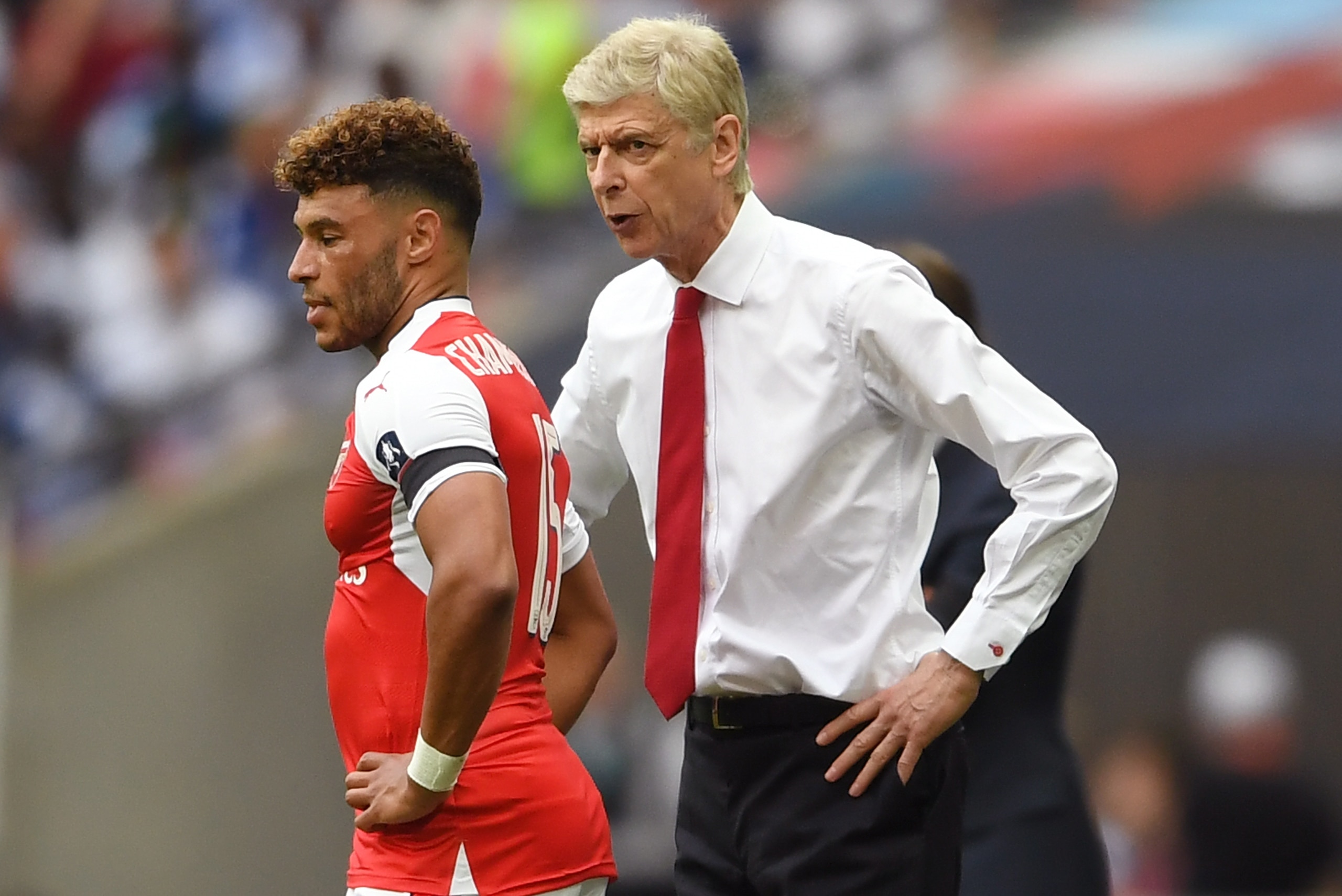 LONDON, ENGLAND - MAY 27:  Arsene Wenger, Manager of Arsenal speaks to Alex Oxlade-Chamberlain of Arsenal during The Emirates FA Cup Final between Arsenal and Chelsea at Wembley Stadium on May 27, 2017 in London, England.  (Photo by Laurence Griffiths/Get