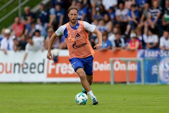 MITTERSILL, AUSTRIA - JULY 30: Benedikt Hoewedes of Schalke controls the ball during the Training Camp of FC Schalke 04 on July 30, 2017 in Mittersill, Austria. (Photo by TF-Images/TF-Images via Getty Images)