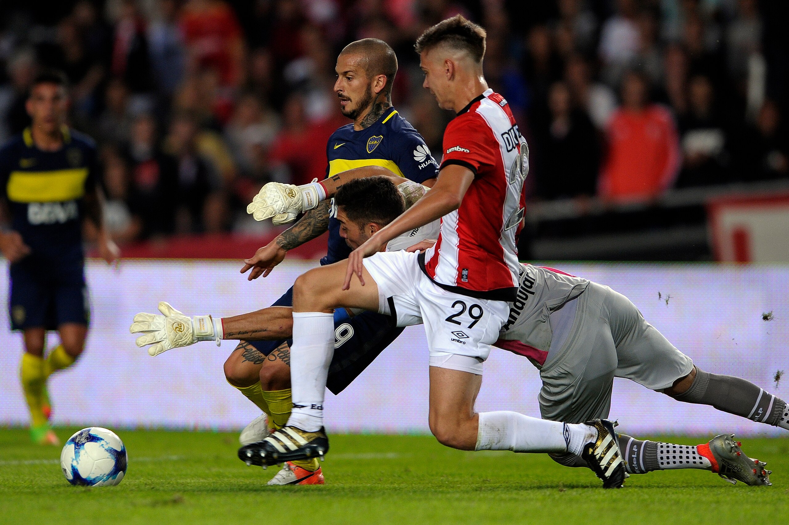 Boca Juniors' forward Dario Benedetto (back) vies for the ball with Estudiantes' goalkeeper Mariano Andujar (C) and defender Juan Foyth during their Argentina First Divsion football match at Ciudad de La Plata stadium in La Plata, Argentina on May 6, 2017