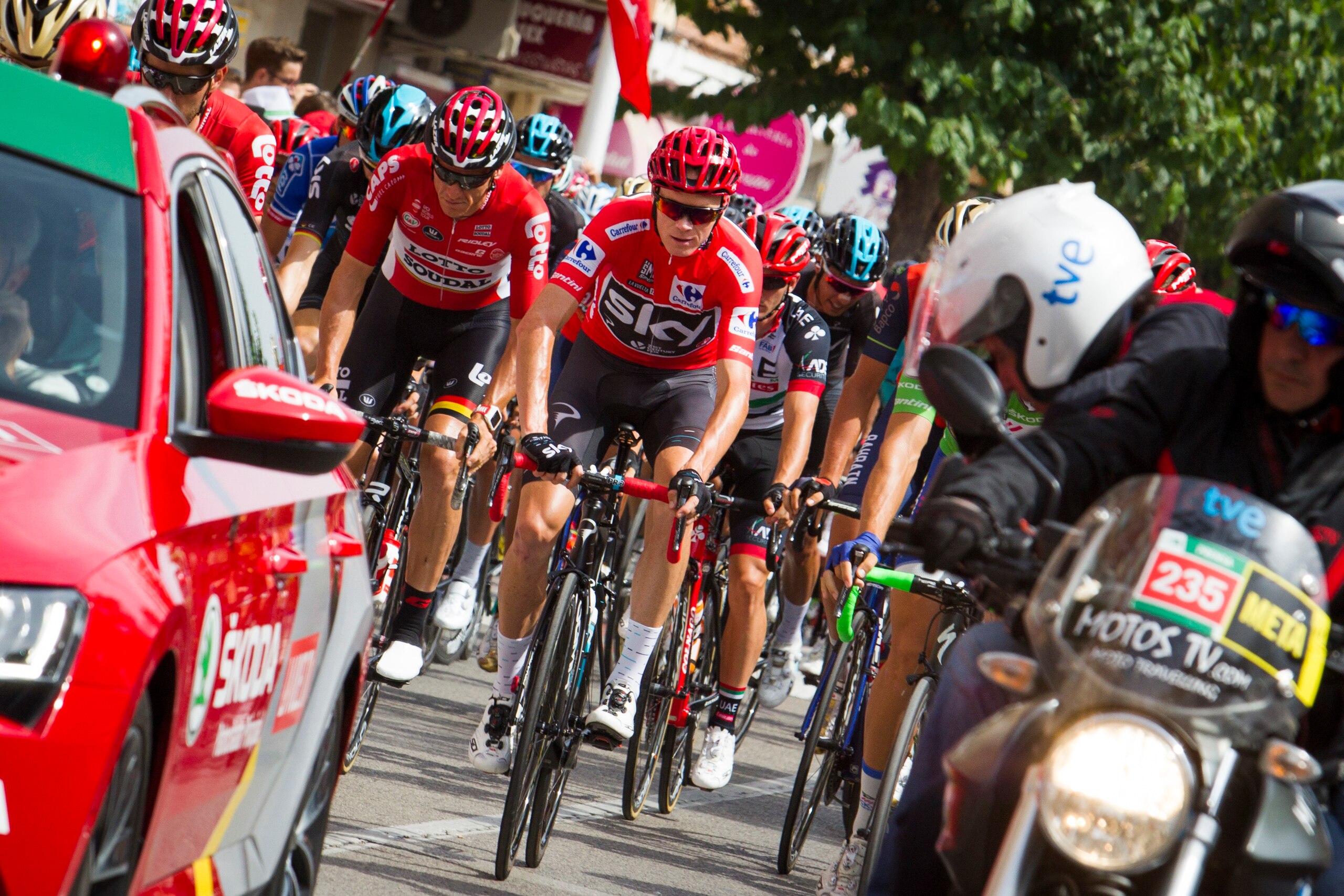Sky's British cyclist Chris Froome (C) rides during the 7th stage of the 72nd edition of 'La Vuelta' Tour of Spain cycling race, a 207km route between Lliria to Cuenca on August 25, 2017. / AFP PHOTO / JAIME REINA        (Photo credit should read JAIME RE