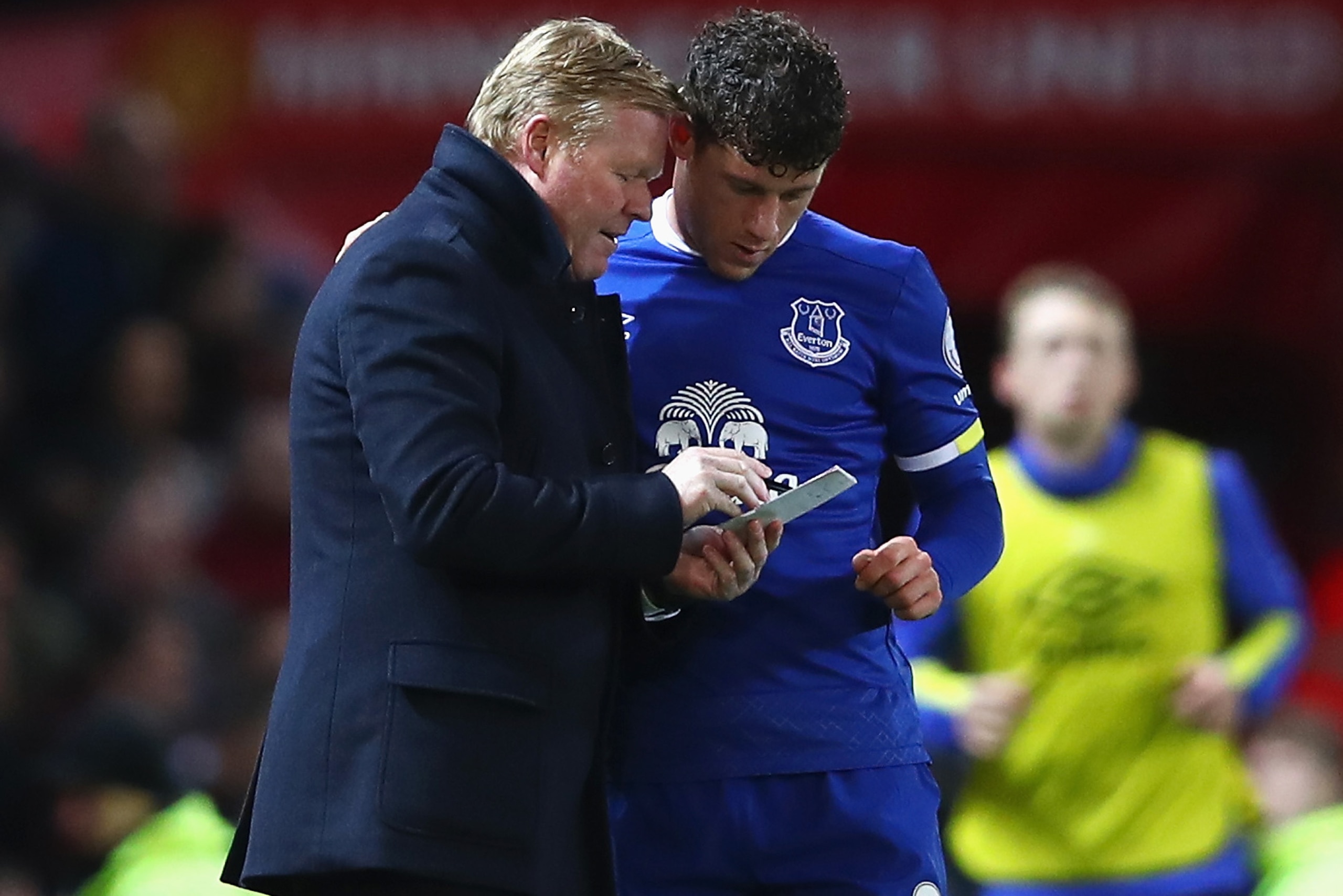 MANCHESTER, ENGLAND - APRIL 04: Ronald Koeman, Manager of Everton speaks to Ross Barkley of Everton during the Premier League match between Manchester United and Everton at Old Trafford on April 4, 2017 in Manchester, England.  (Photo by Clive Brunskill/G