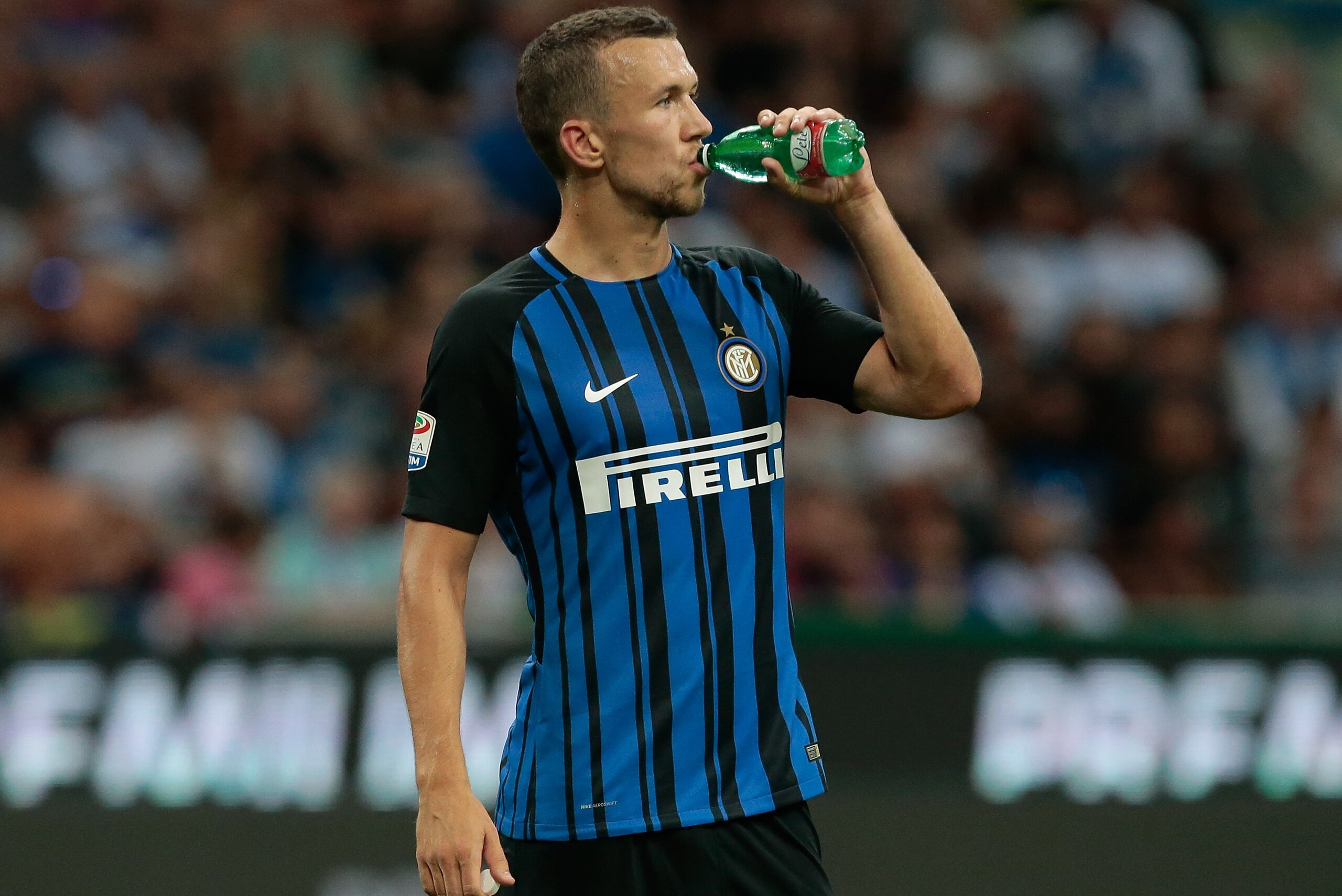 MILAN, ITALY - AUGUST 20:  Ivan Perisic of FC Internazionale Milano drinks a bottle of water during the Serie A match between FC Internazionale and ACF Fiorentina at Stadio Giuseppe Meazza on August 20, 2017 in Milan, Italy.  (Photo by Emilio Andreoli/Get
