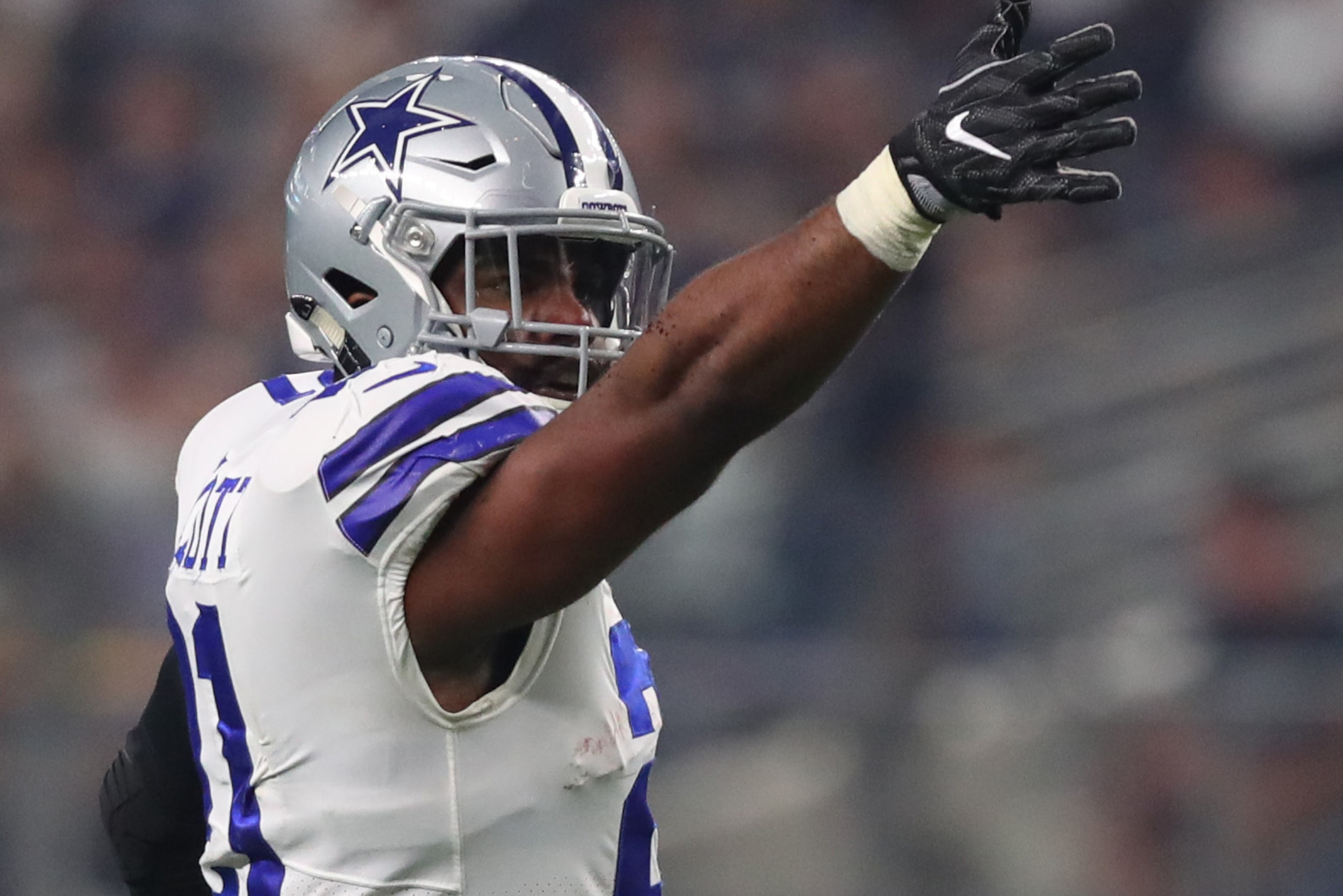 ARLINGTON, TX - AUGUST 26: Ezekiel Elliott #21 of the Dallas Cowboys indicates a first down in the first quarter of a preseason game against the Oakland Raiders at AT&T Stadium on August 26, 2017 in Arlington, Texas. (Photo by Tom Pennington/Getty Images) ARLINGTON, TX - AUGUST 26: Ezekiel Elliott #21 of the Dallas Cowboys indicates a first down in the first quarter of a preseason game against the Oakland Raiders at AT&T Stadium on August 26, 2017 in Arlington, Texas. (Photo by Tom Pennington/Getty Images)