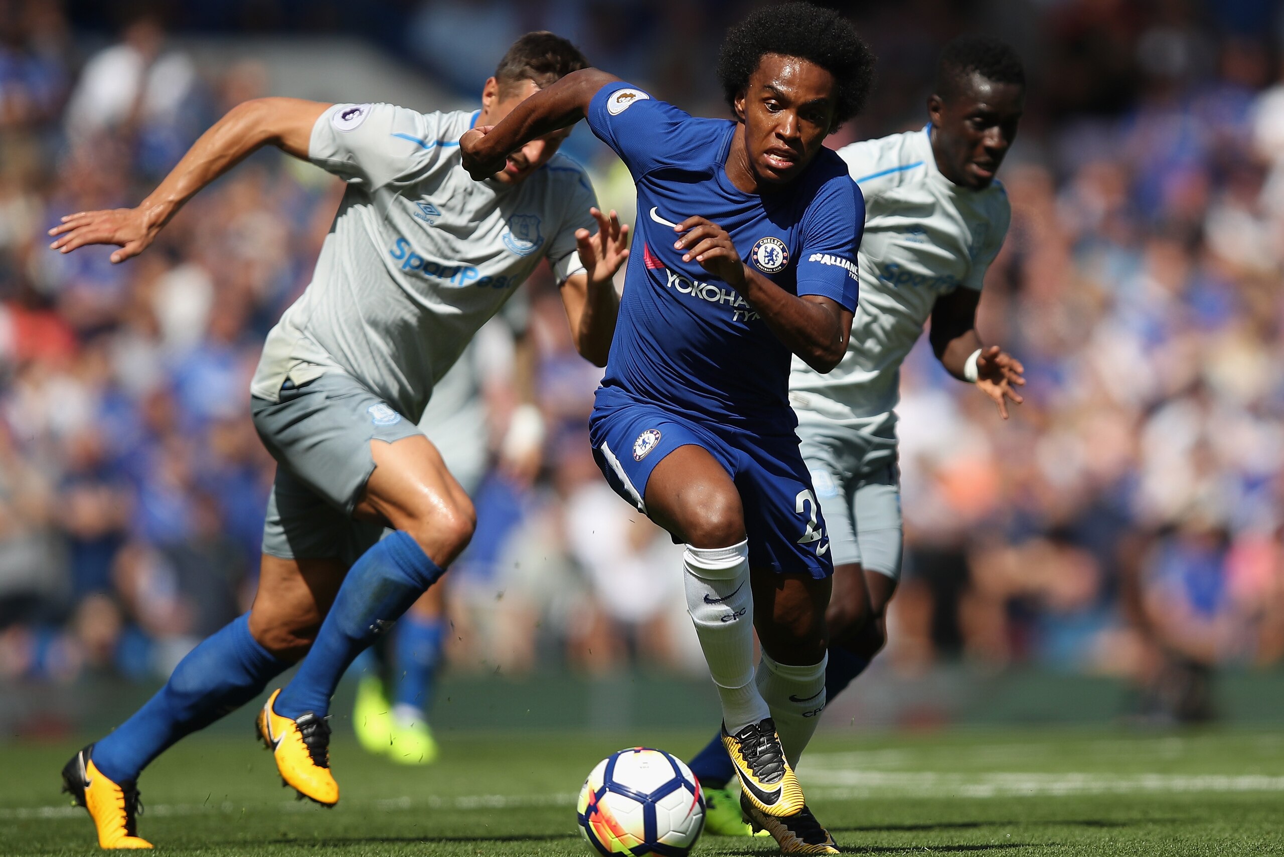 LONDON, ENGLAND - AUGUST 27:  Willian of Chelsea runs past Phil Jagielka of Everton during the Premier League match between Chelsea and Everton at Stamford Bridge on August 27, 2017 in London, England.  (Photo by Julian Finney/Getty Images)