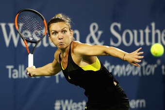 MASON, OH - AUGUST 18:  Simona Halep of Romania returns a shot to Johanna Konta of Great Britain during Day 7 of the Western and Southern Open at the Linder Family Tennis Center on August 18, 2017 in Mason, Ohio.  (Photo by Rob Carr/Getty Images)