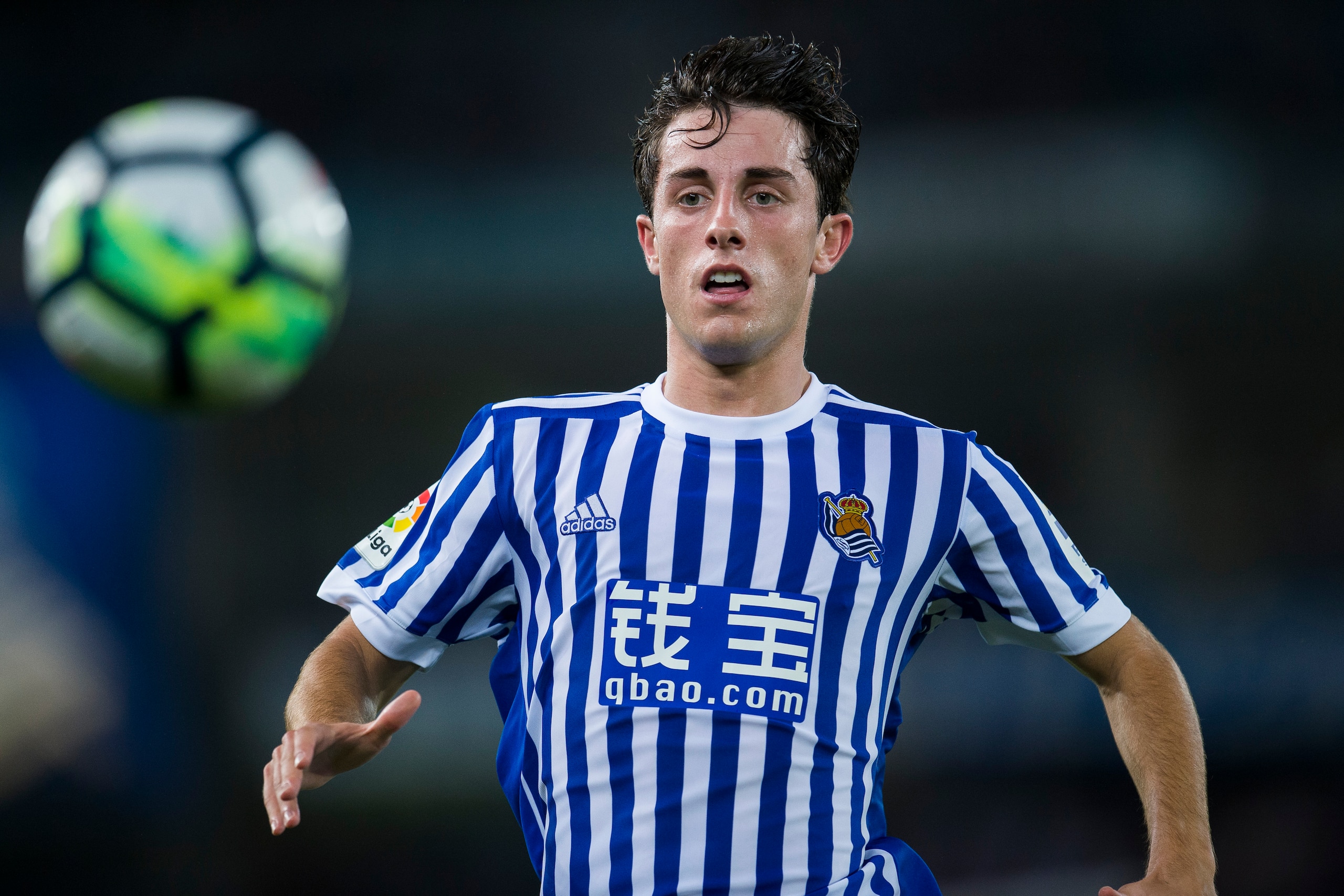 SAN SEBASTIAN, SPAIN - AUGUST 26: Alvaro Odriozola of Real Sociedad controls the ball during the La Liga match between Real Sociedad de Futbol and Villarreal CF at Estadio Anoeta on August 26, 2017 in San Sebastian, Spain. (Photo by Juan Manuel Serrano SAN SEBASTIAN, SPAIN - AUGUST 26: Alvaro Odriozola of Real Sociedad controls the ball during the La Liga match between Real Sociedad de Futbol and Villarreal CF at Estadio Anoeta on August 26, 2017 in San Sebastian, Spain. (Photo by Juan Manuel Serrano