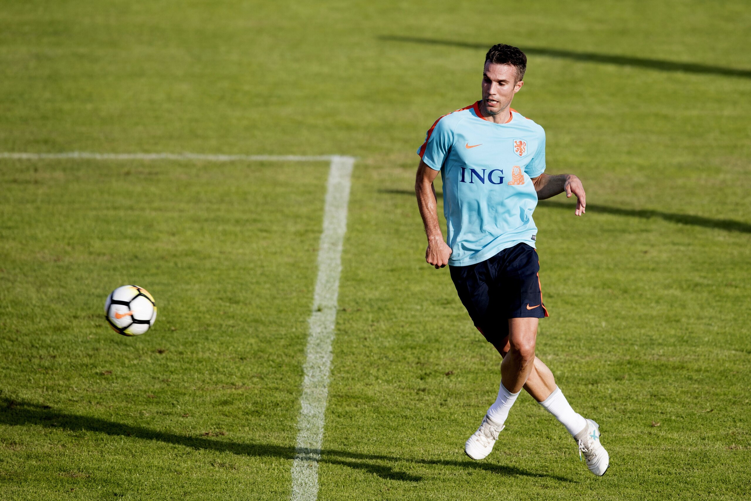 Netherlands forward Robin van Persie kicks a ball during a training session in Katwijk on August 28, 2017, ahead of their FIFA 2018 World Cup qualifying football match against France on August 31. / AFP PHOTO / ANP / Olaf KRAAK / Netherlands OUT        (P