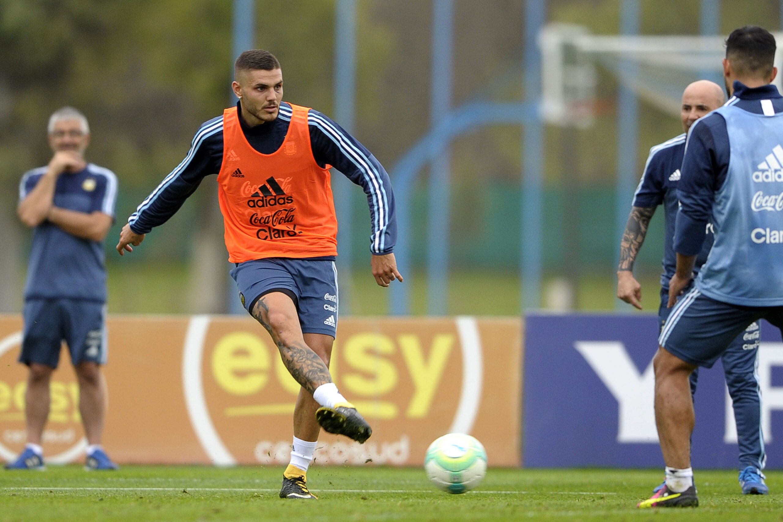 Argentina's forward Mauro Icardi (L) takes part in a training session in Ezeiza, Buenos Aires on August 28, 2017 ahead of a 2018 FIFA World Cup Russia South American qualifier football match against Uruguay to be held in Montevideo on August 31.  / AFP PH