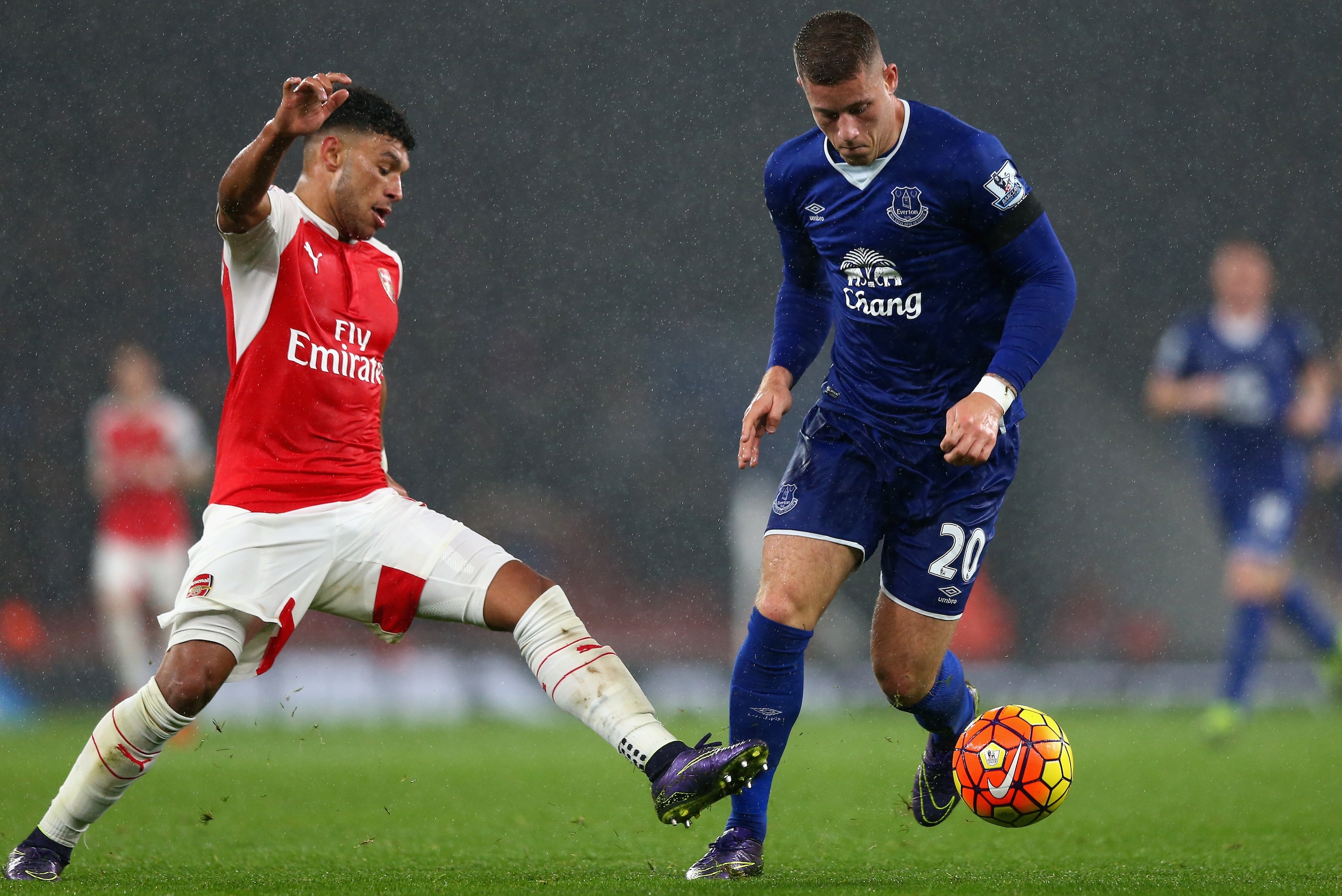 LONDON, ENGLAND - OCTOBER 24: Ross Barkley of Everton and Alex Oxlade-Chamberlain of Arsenal compete for the ball during the Barclays Premier League match between Arsenal and Everton at Emirates Stadium on October 24, 2015 in London, England.  (Photo by M