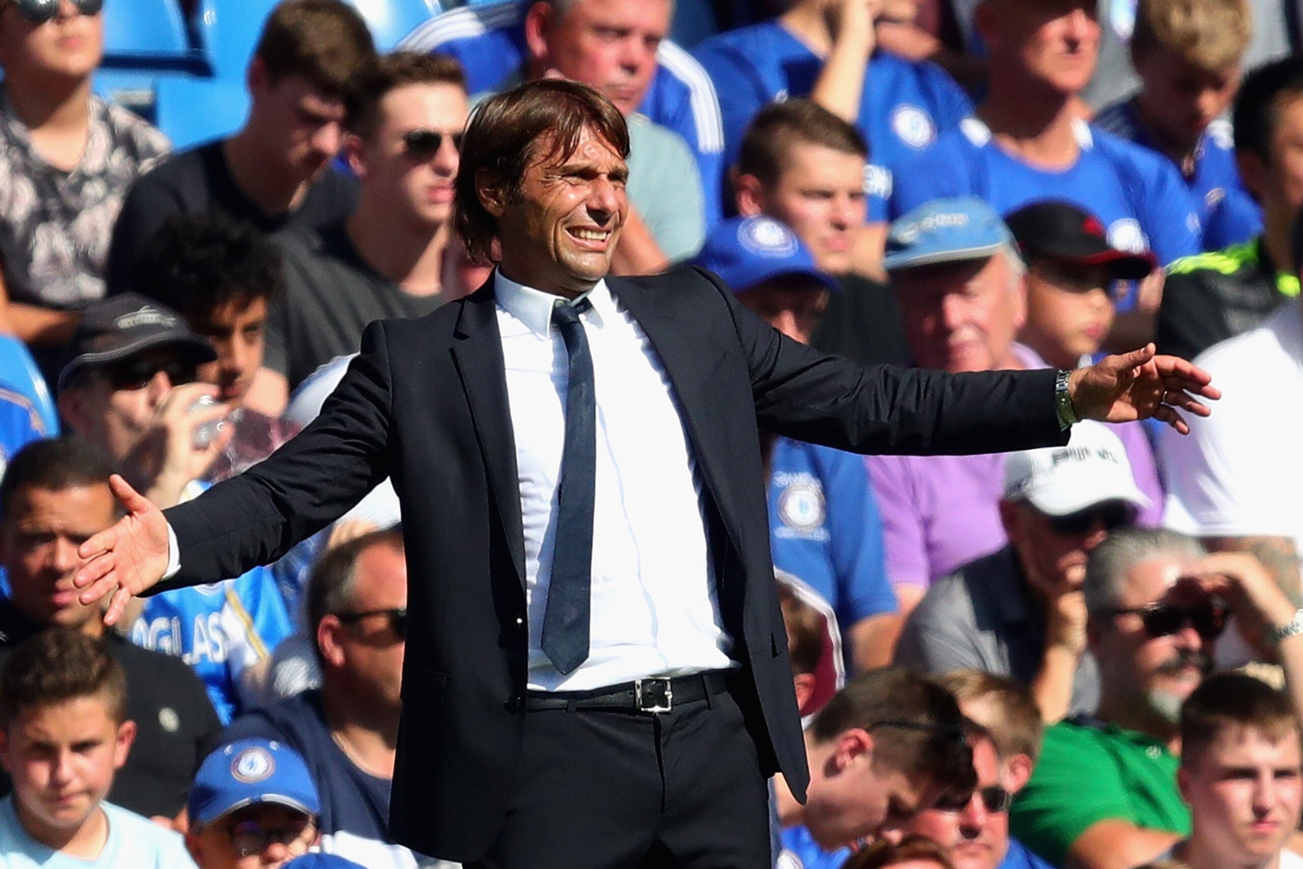 LONDON, ENGLAND - AUGUST 27:  Antonio Conte, Manager of Chelsea gestures from the sideline during the Premier League match between Chelsea and Everton at Stamford Bridge on August 27, 2017 in London, England.  (Photo by Chris Brunskill Ltd/Getty Images)