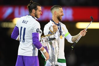 CARDIFF, WALES - JUNE 03: Gareth Bale of Real Madrid and Sergio Ramos of Real Madrid celebrate with the trophy after the UEFA Champions League Final between Juventus and Real Madrid at National Stadium of Wales on June 3, 2017 in Cardiff, Wales.  (Photo b
